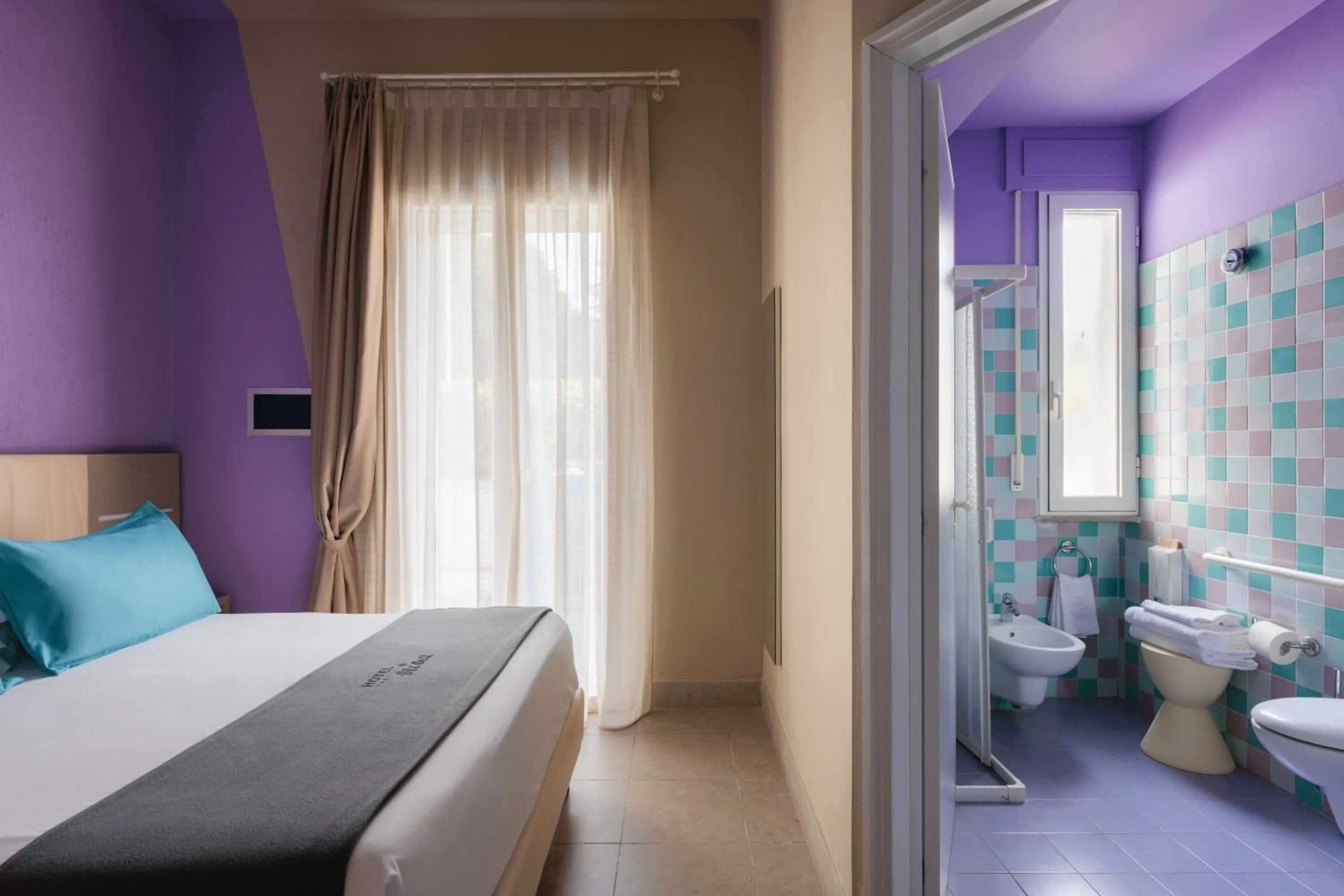 Bathroom, Bed in Hotel Nina