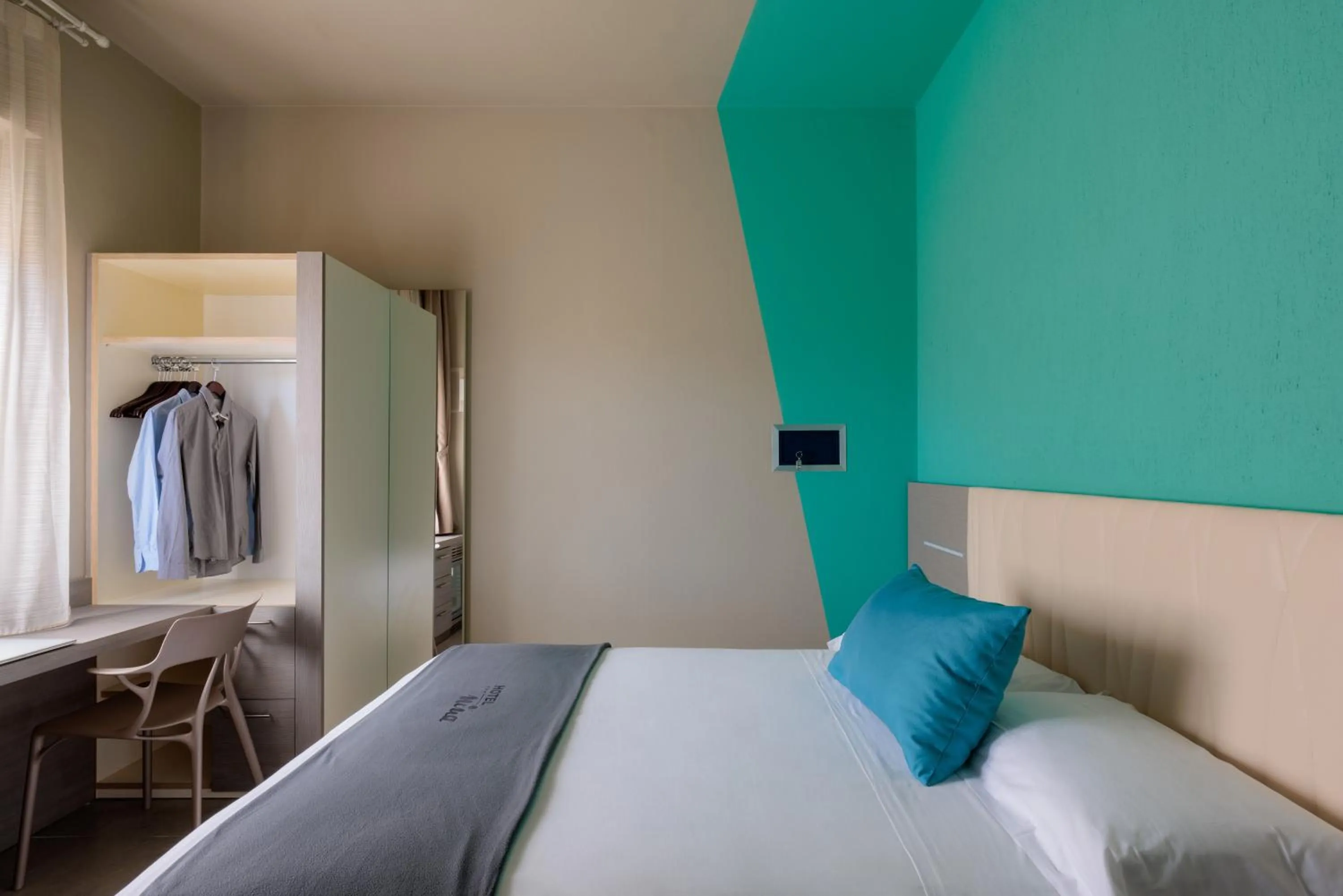 wardrobe, Bed in Hotel Nina