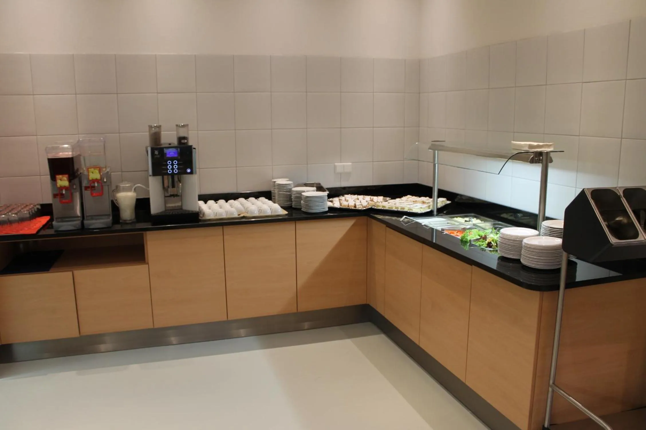 Restaurant/places to eat in Eduard-Heinrich-Haus, Hostel