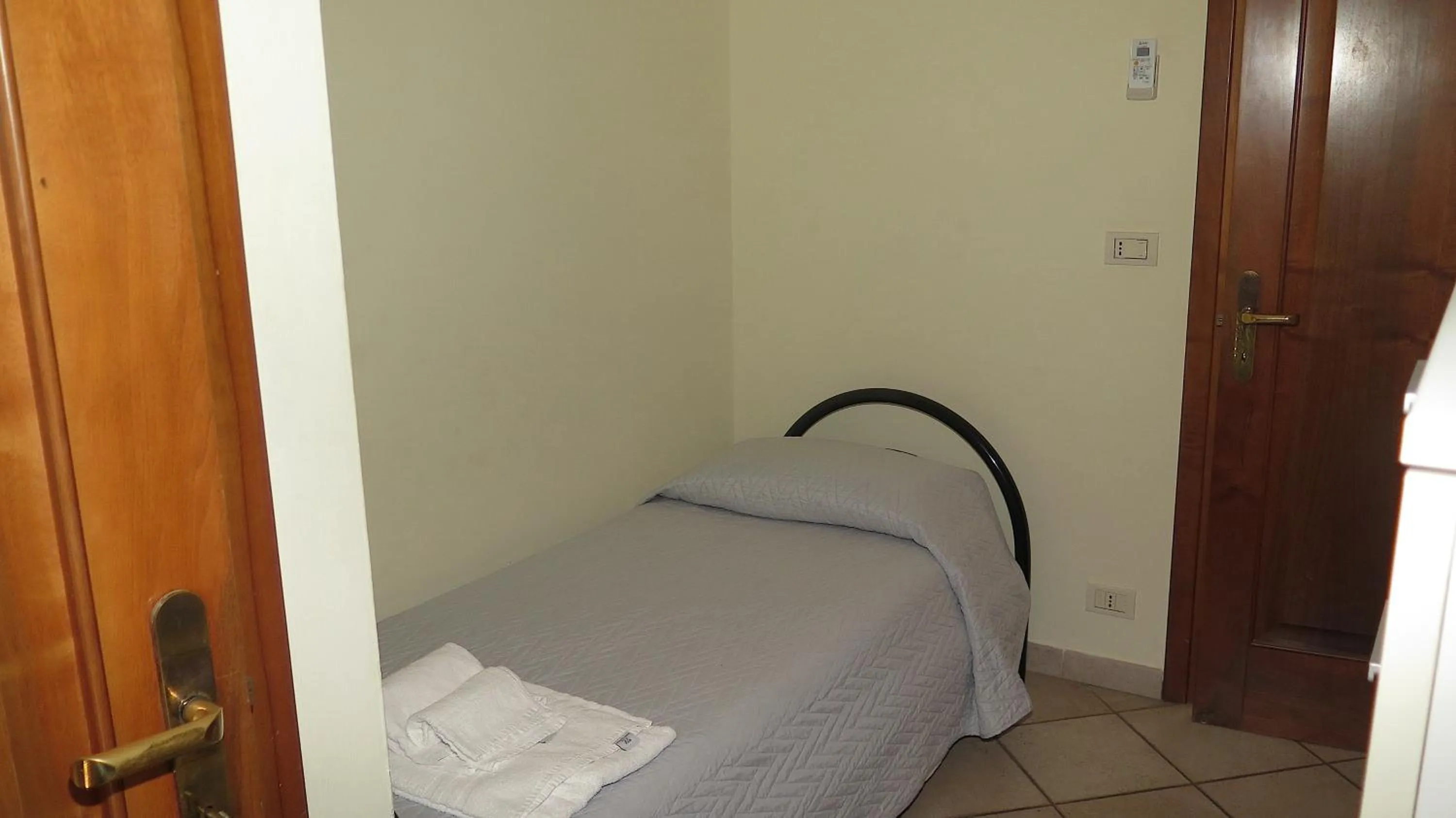 Bed in Residenza Turistico Alberghiera Corallo