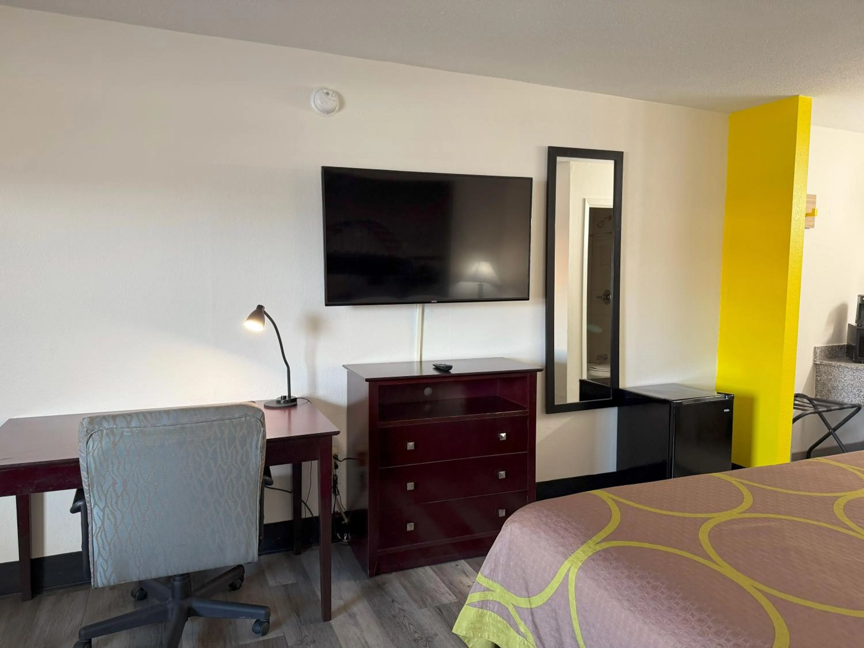 TV and multimedia, Bed in Super 8 by Wyndham Monticello AR