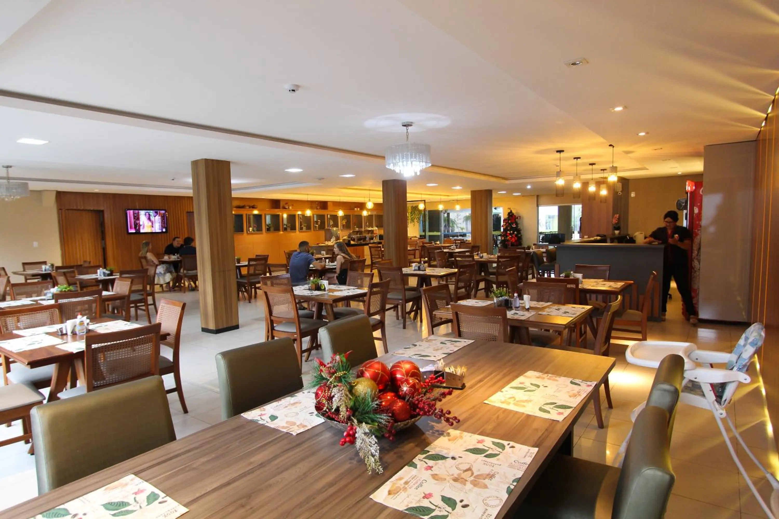 Restaurant/places to eat in Golden Ville Hotel