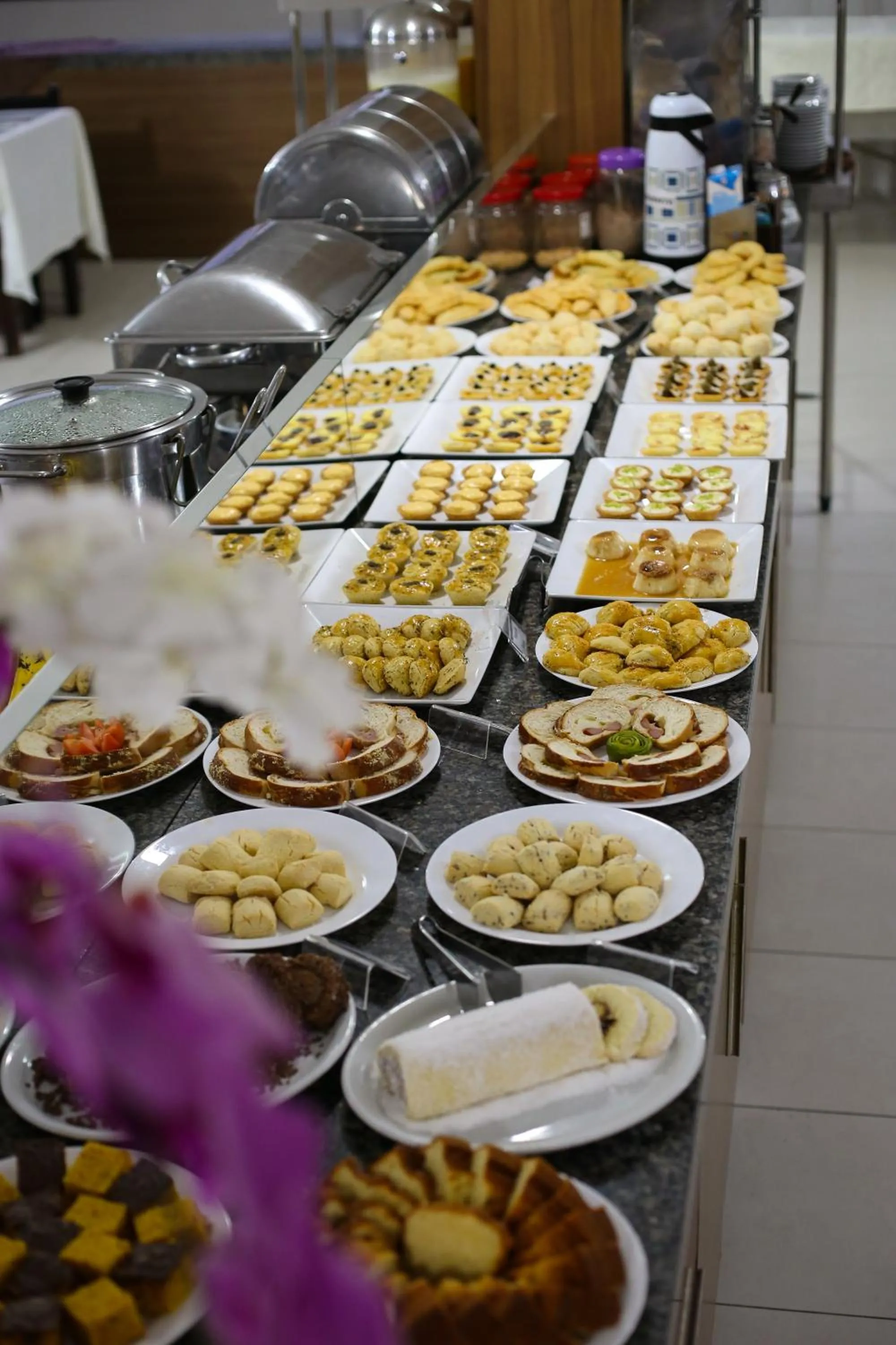 Restaurant/places to eat in Golden Ville Hotel