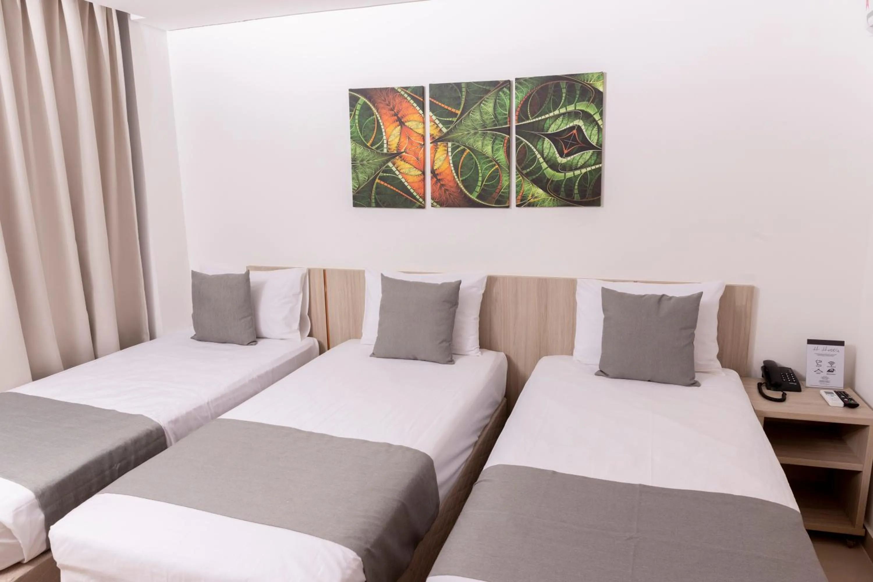 Bed in Paris Hotel by H Hotéis - Business