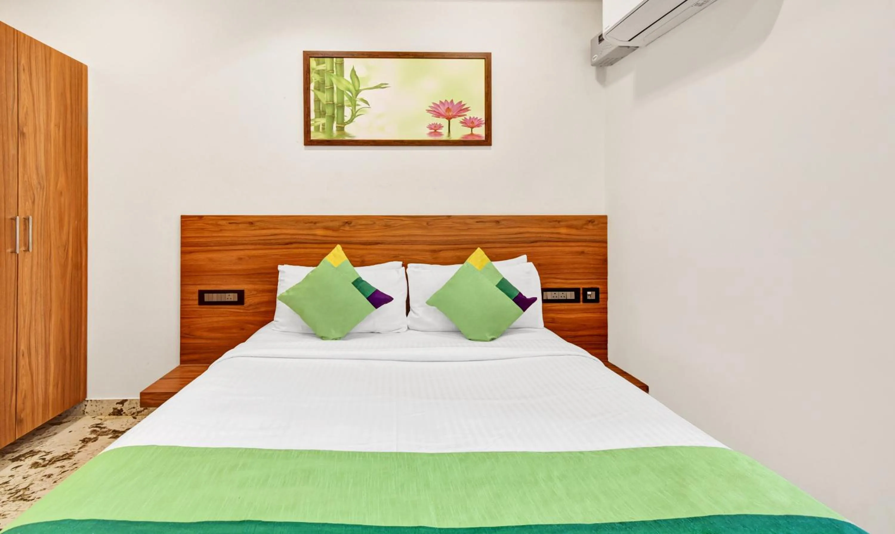 Bedroom, Bed in Itsy Hotels Shrey'S Inn Mallandur Road
