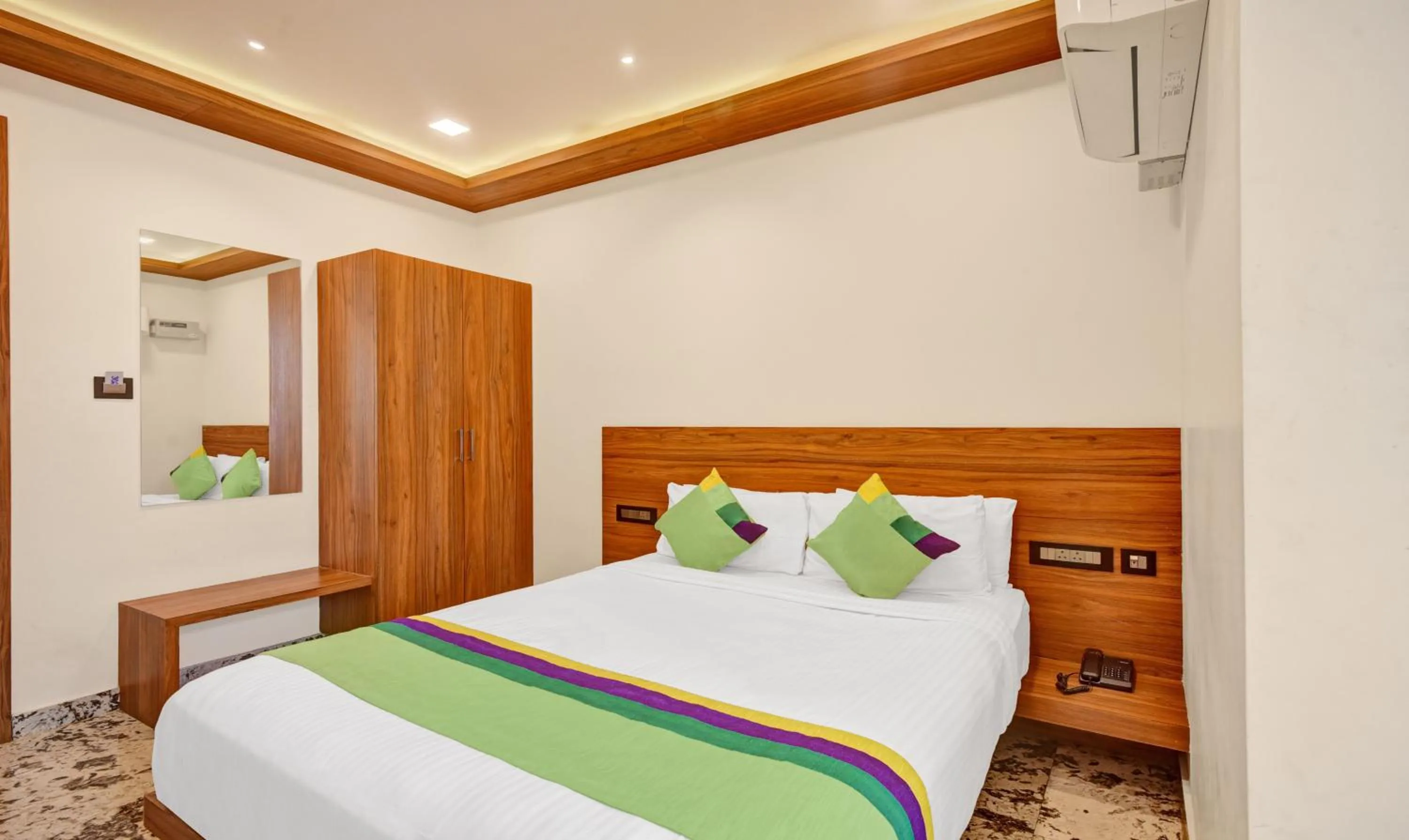 Bedroom, Bed in Itsy Hotels Shrey'S Inn Mallandur Road