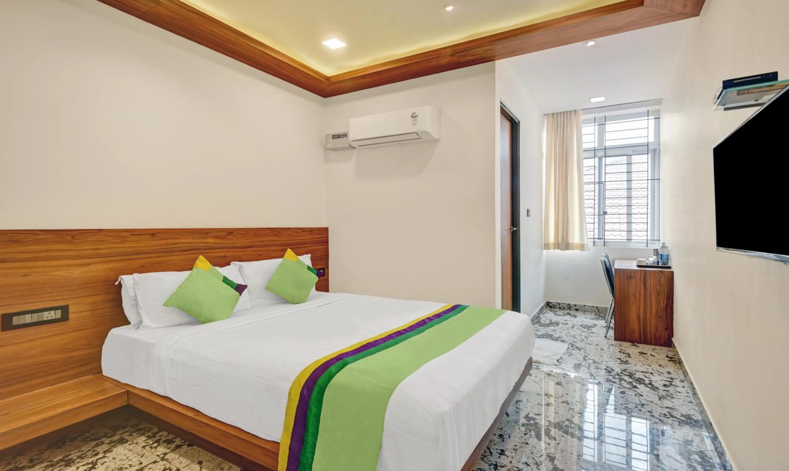 Bedroom, Bed in Itsy Hotels Shrey'S Inn Mallandur Road