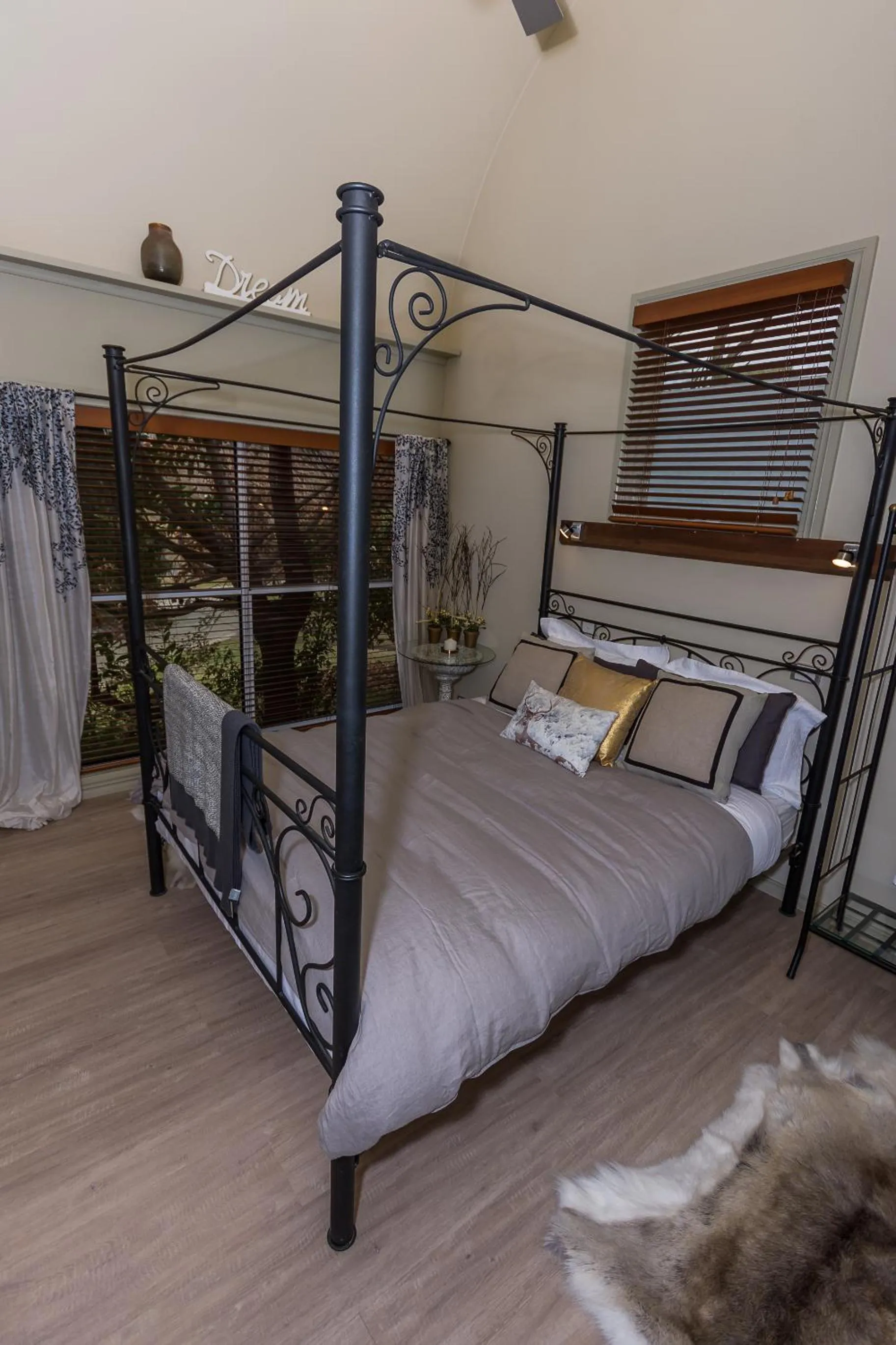 Hot Tub, Bed in Dreamers