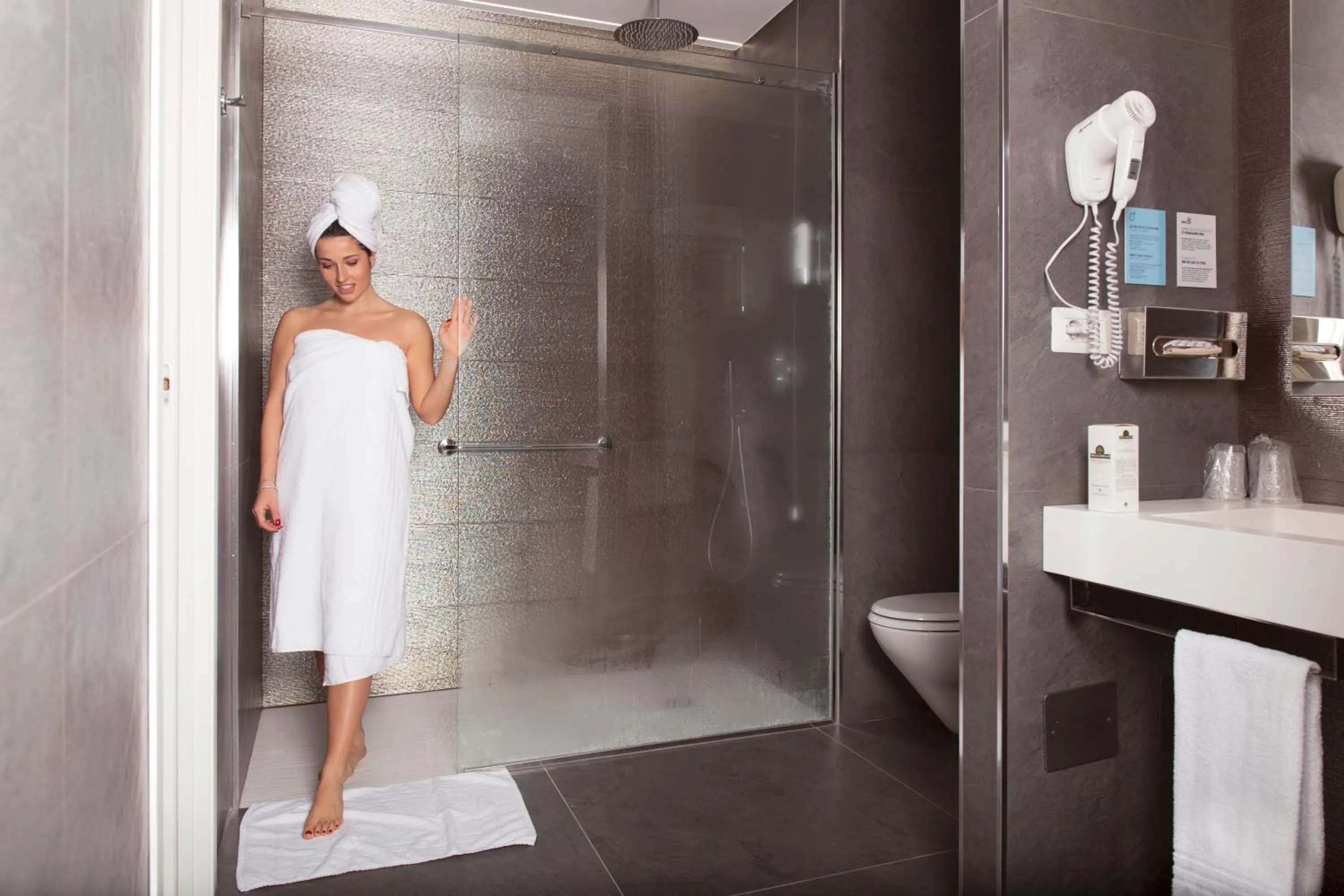 Shower in City Hotel & Suites