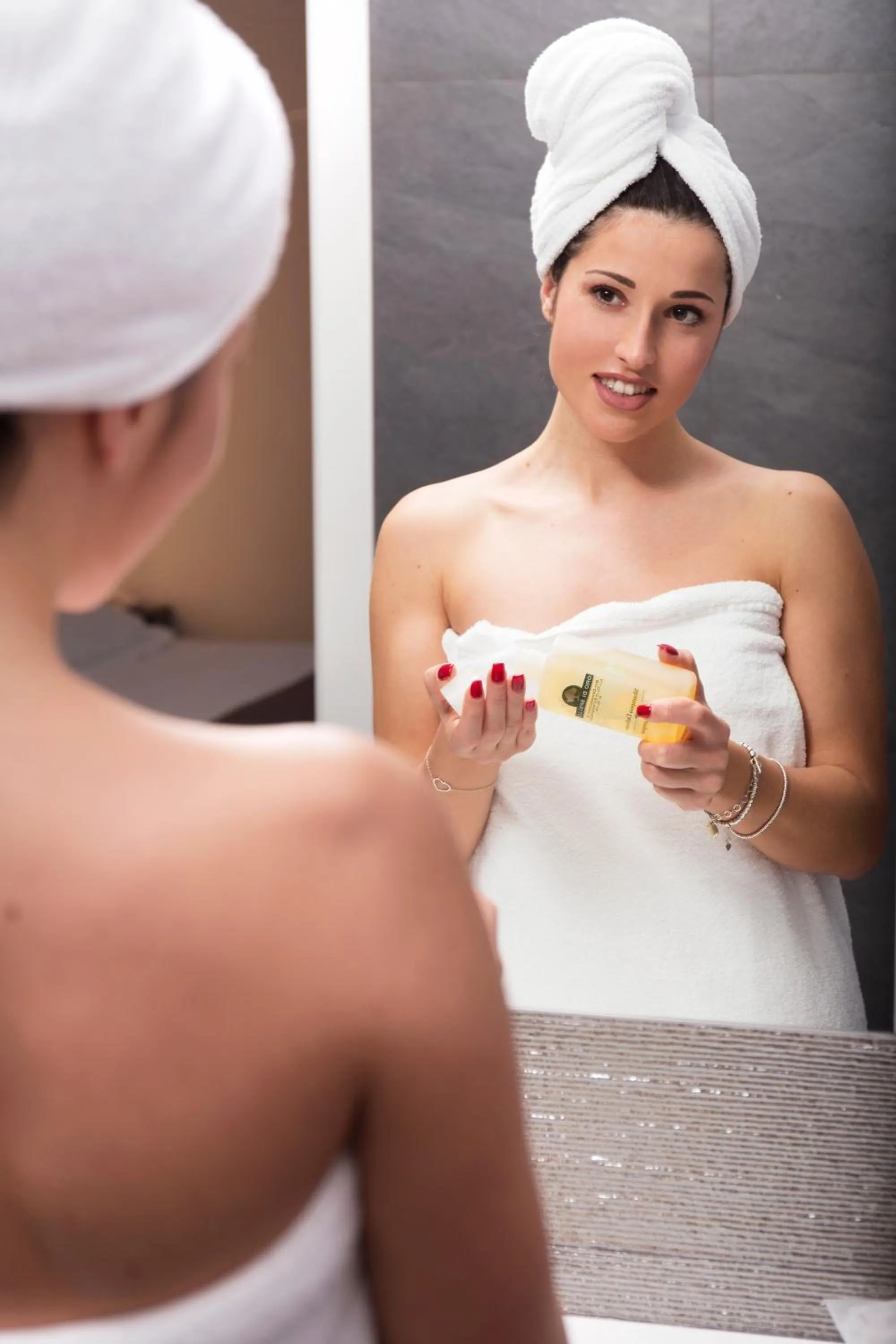 Shower in City Hotel & Suites