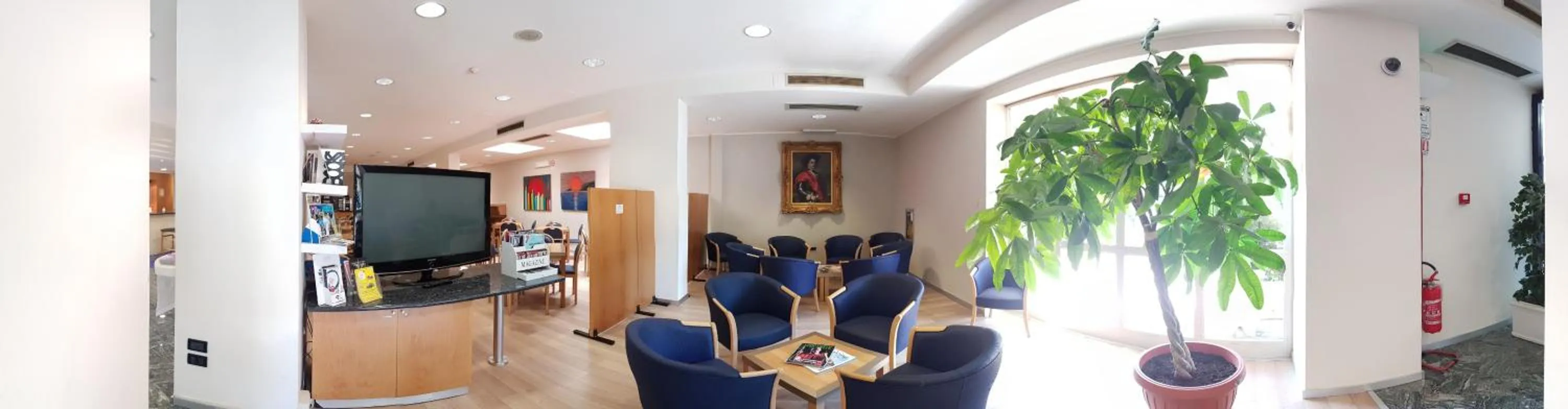 Communal lounge/ TV room in City Hotel & Suites