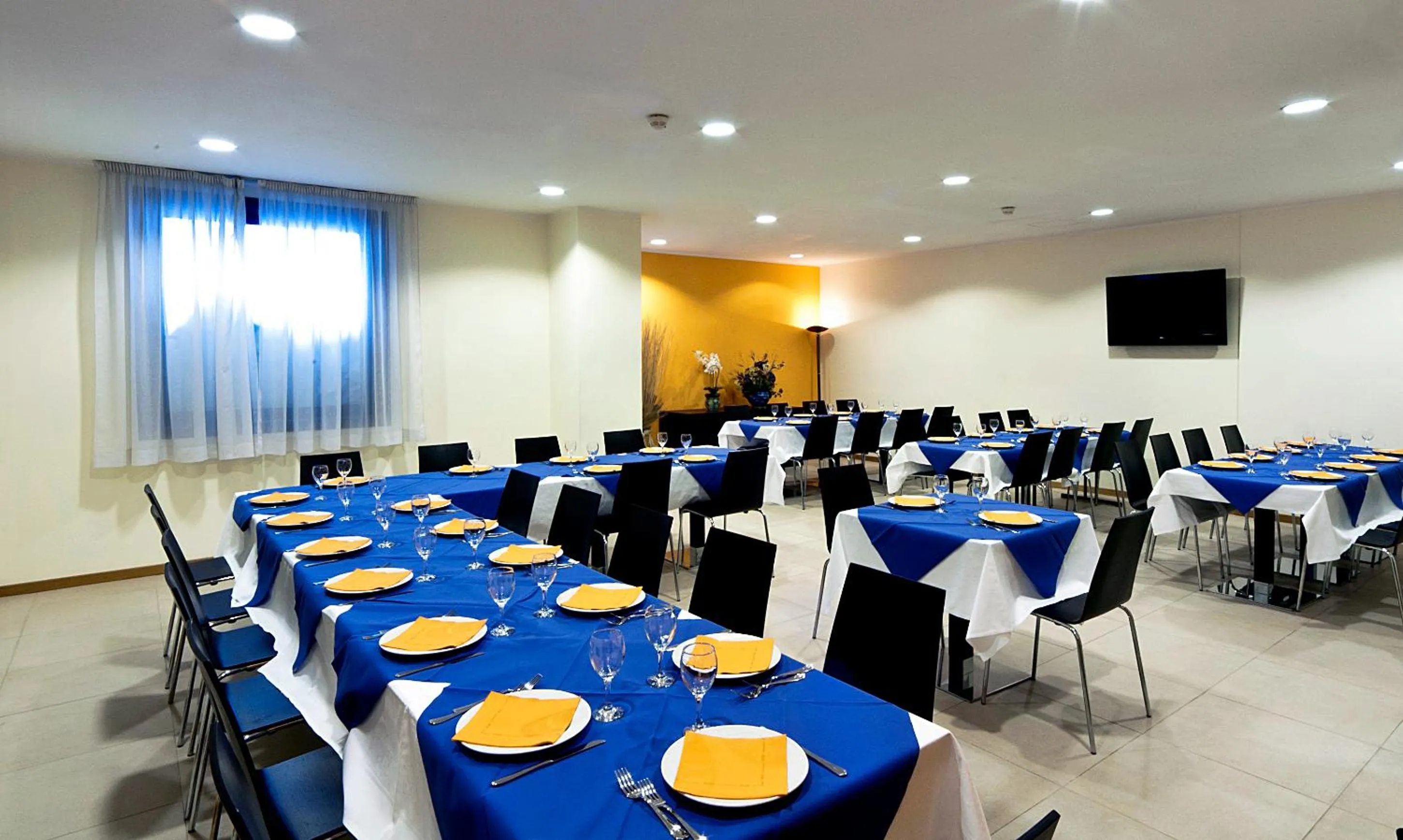 Restaurant/places to eat in City Hotel & Suites