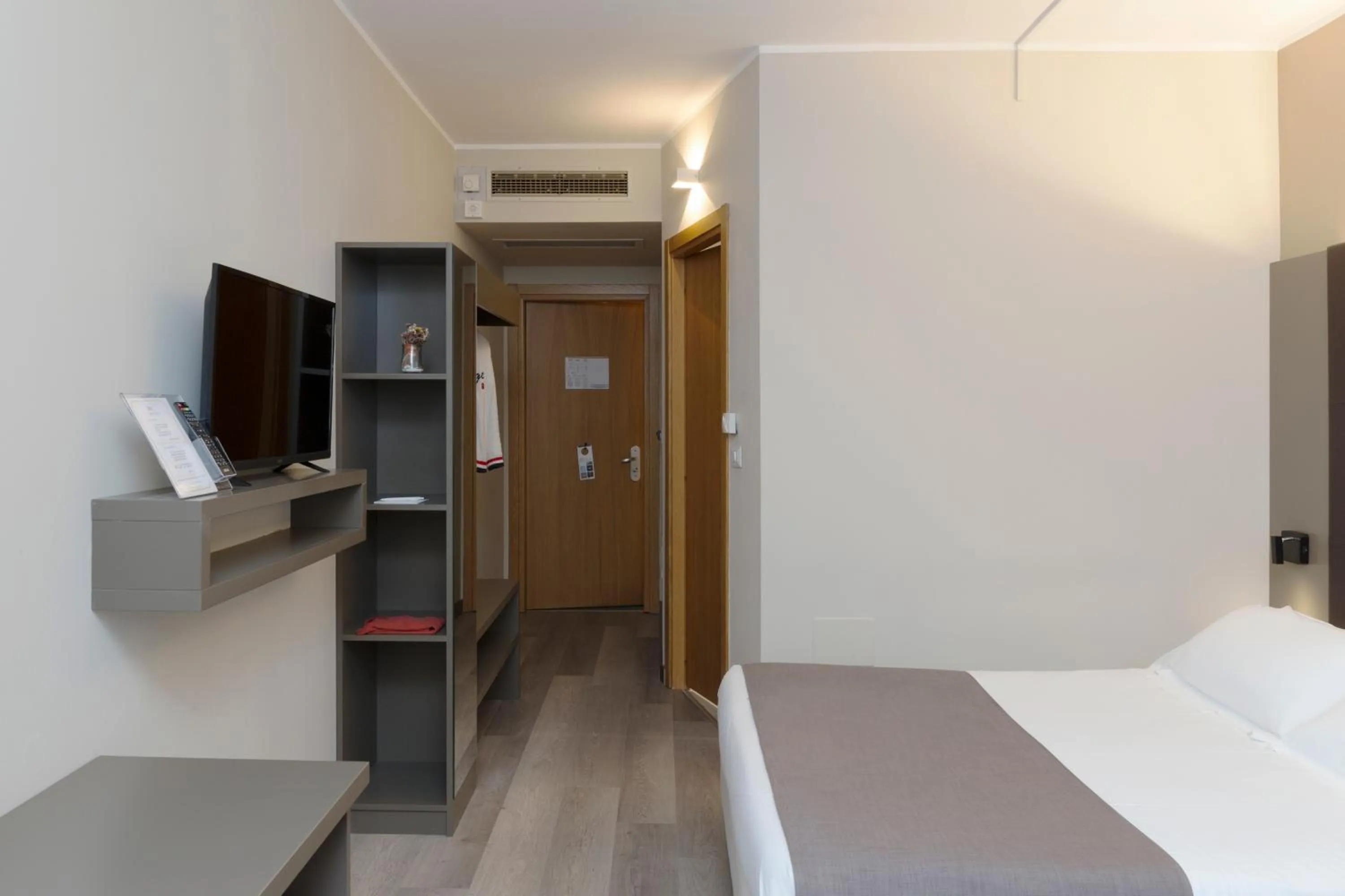 TV and multimedia, Bed in City Hotel & Suites