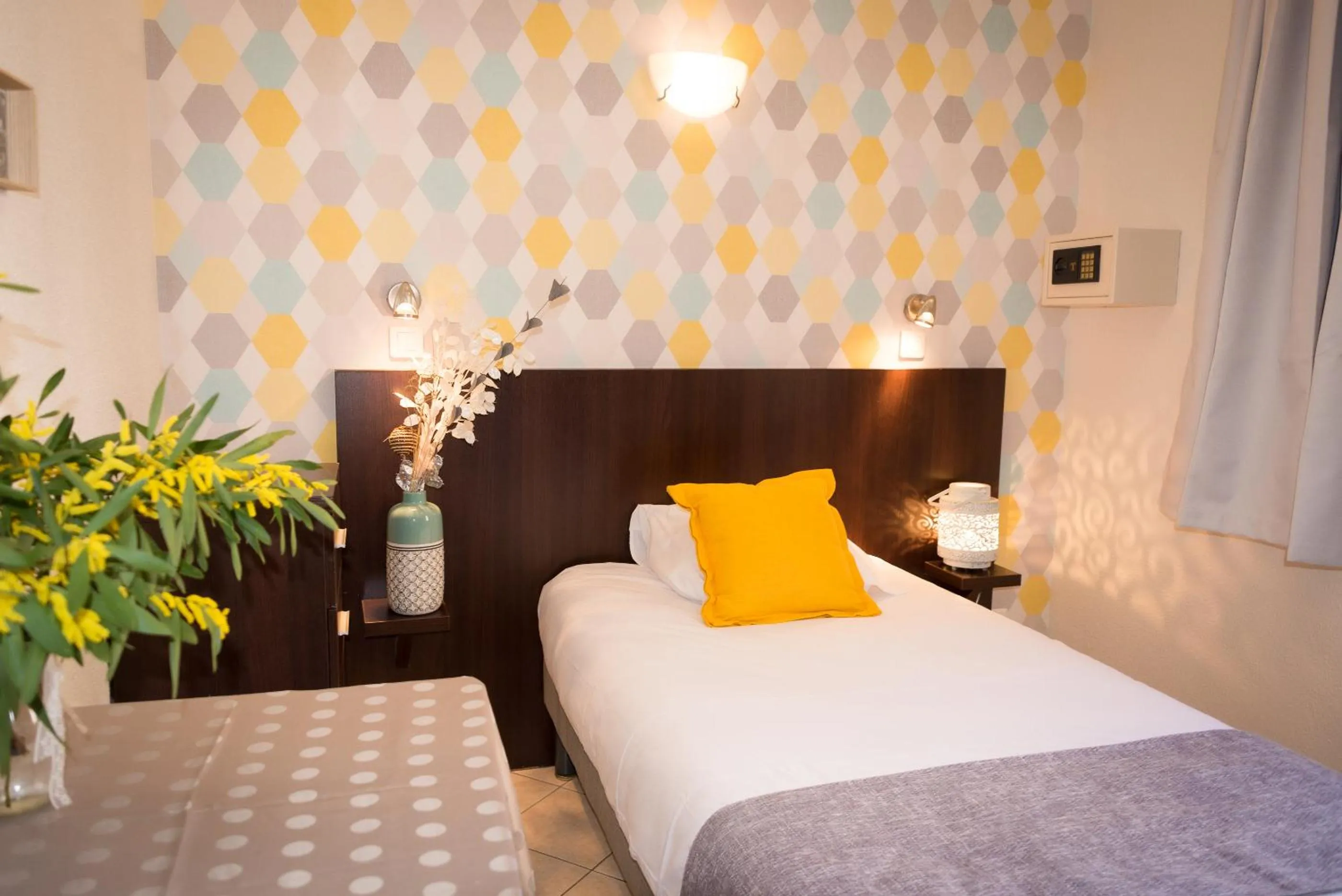 Bed in Hotel et Appartements Reine D'Azur