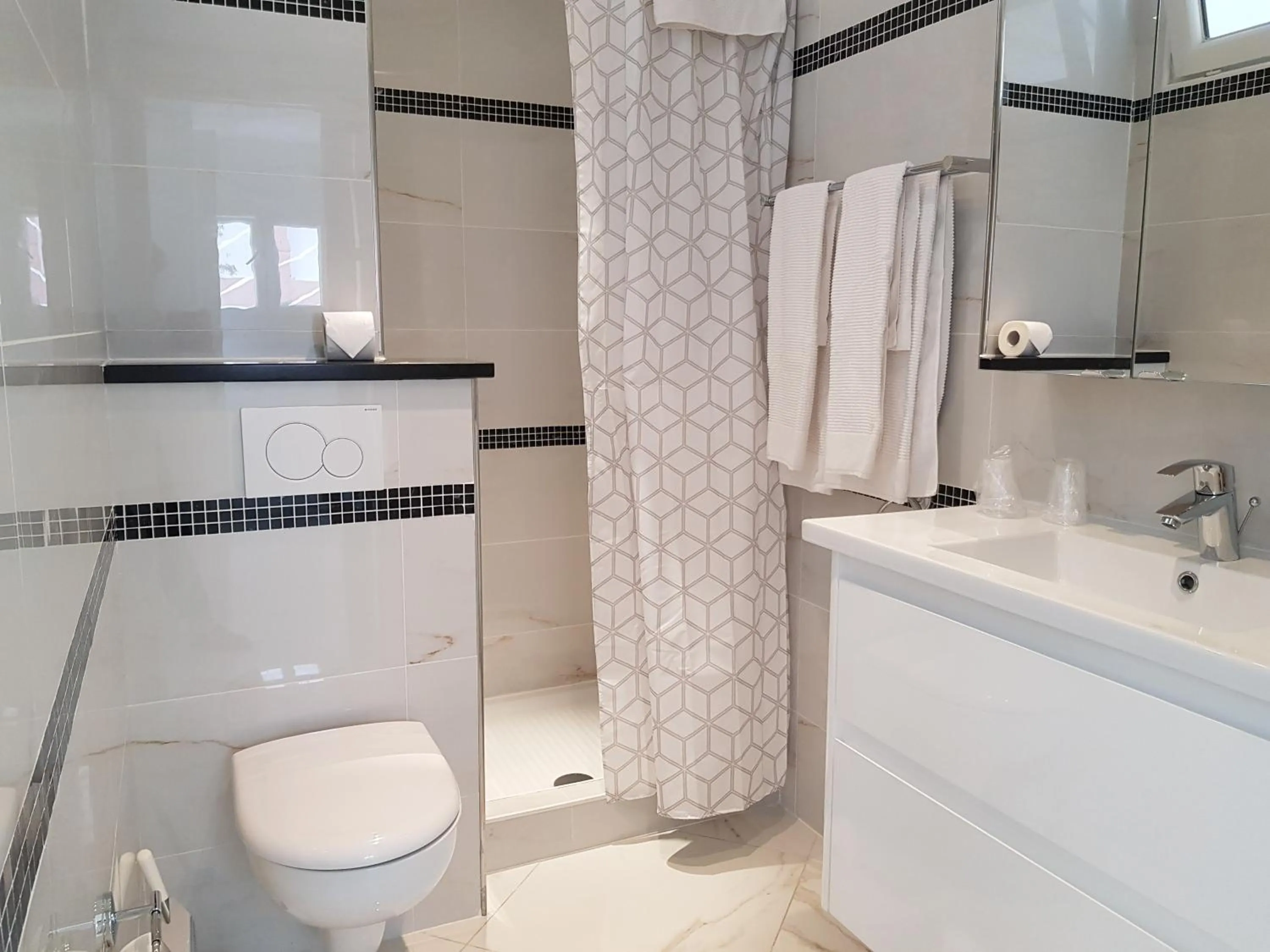 Shower in Hotel et Appartements Reine D'Azur