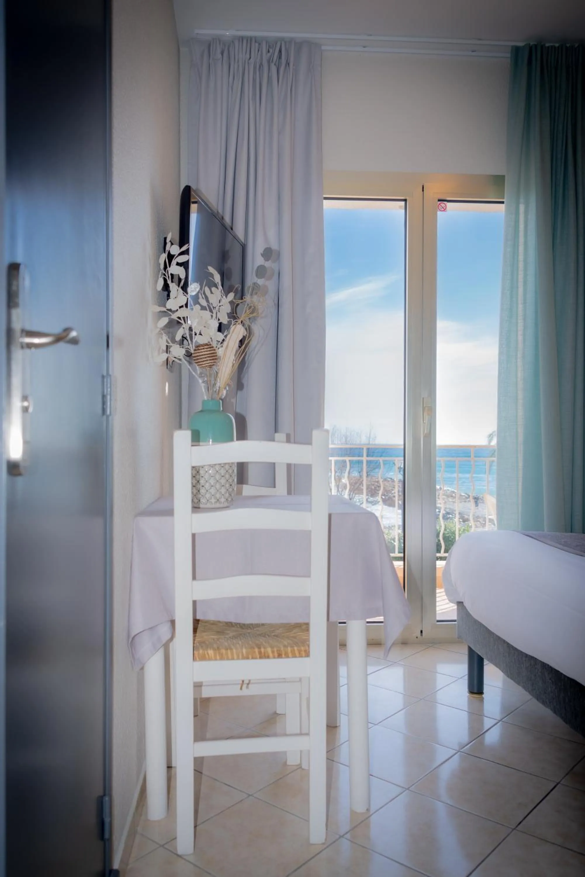 Sea view, Bed in Hotel et Appartements Reine D'Azur