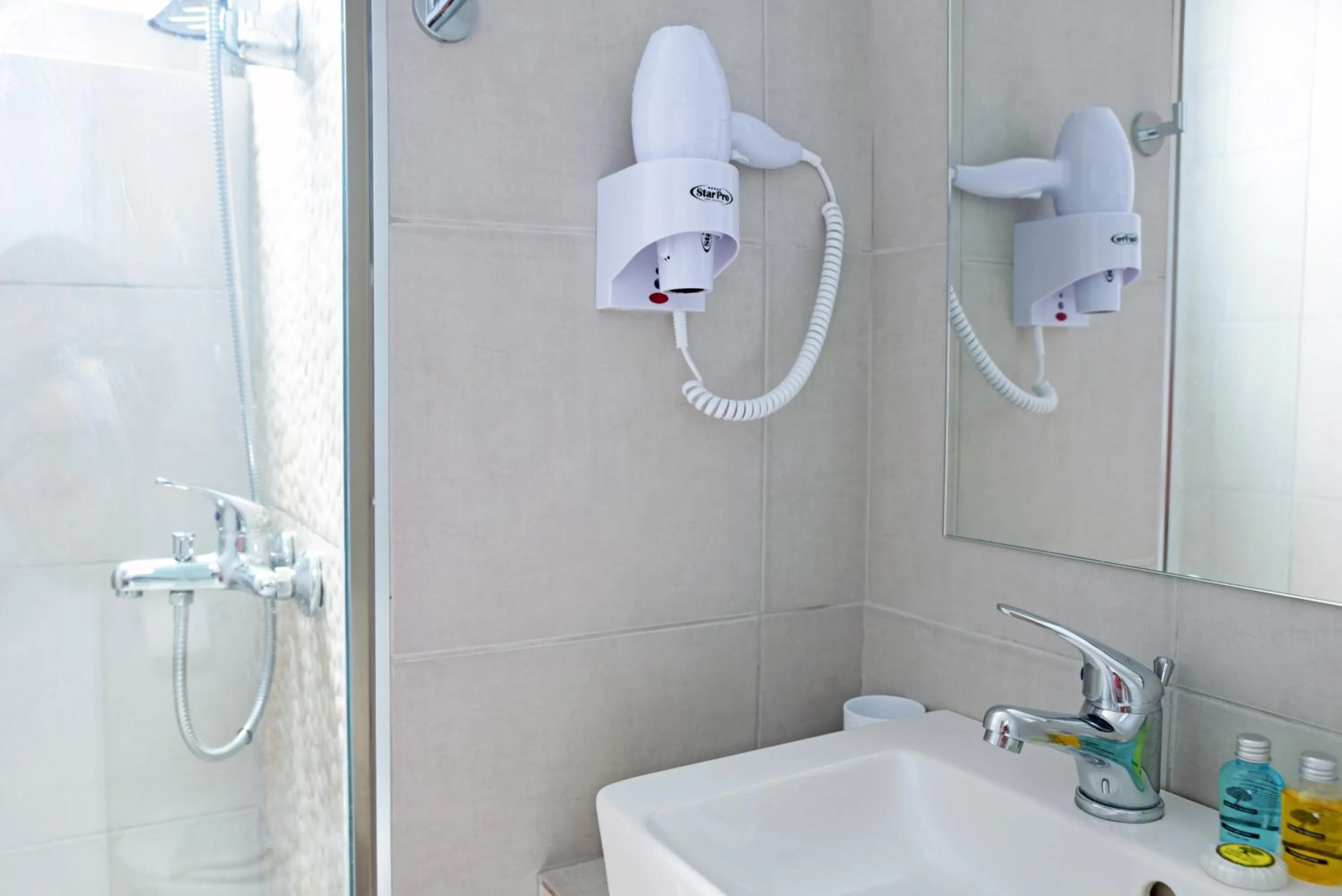 Shower in Hillside Studios & Apartments