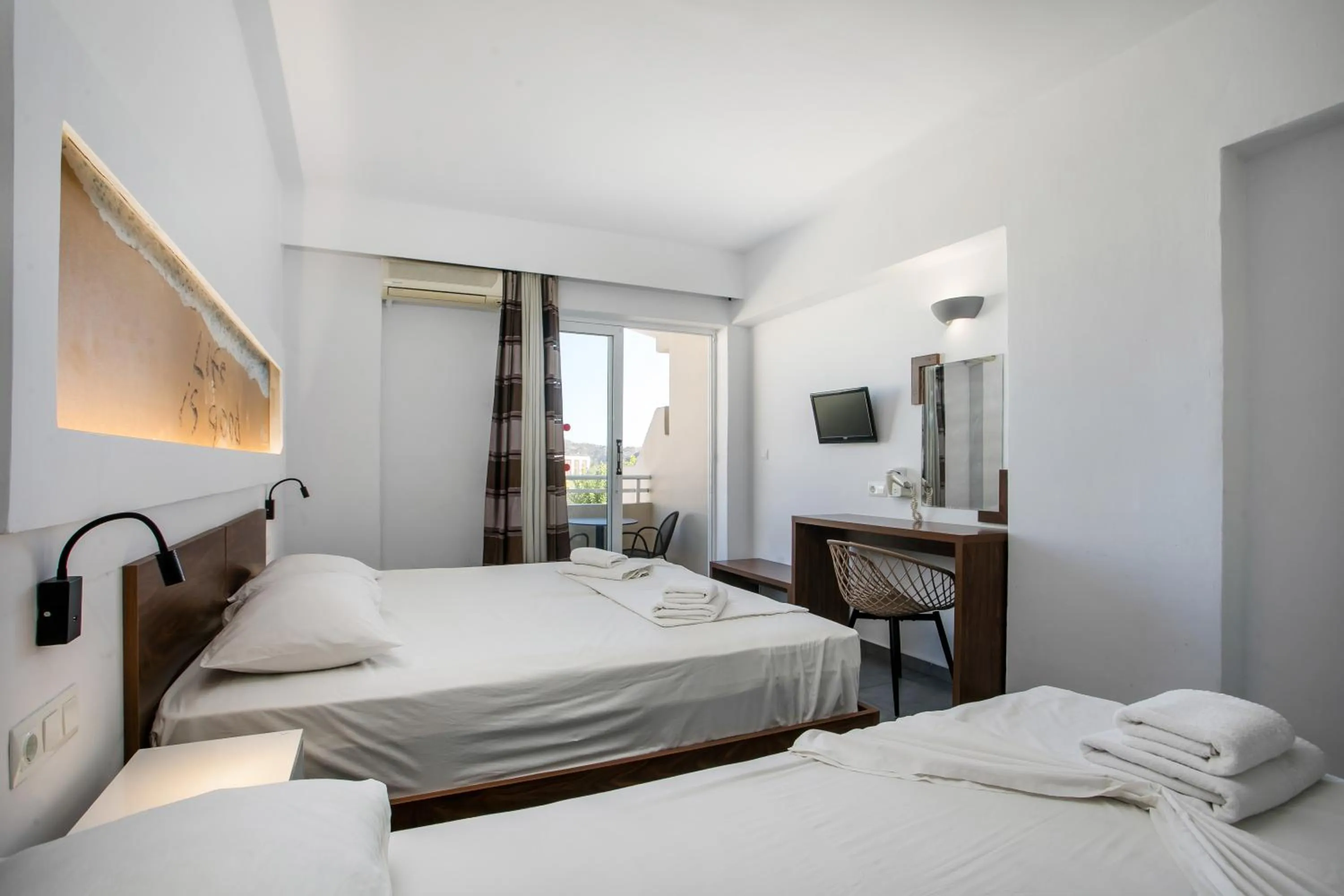 Bed in Hillside Studios & Apartments