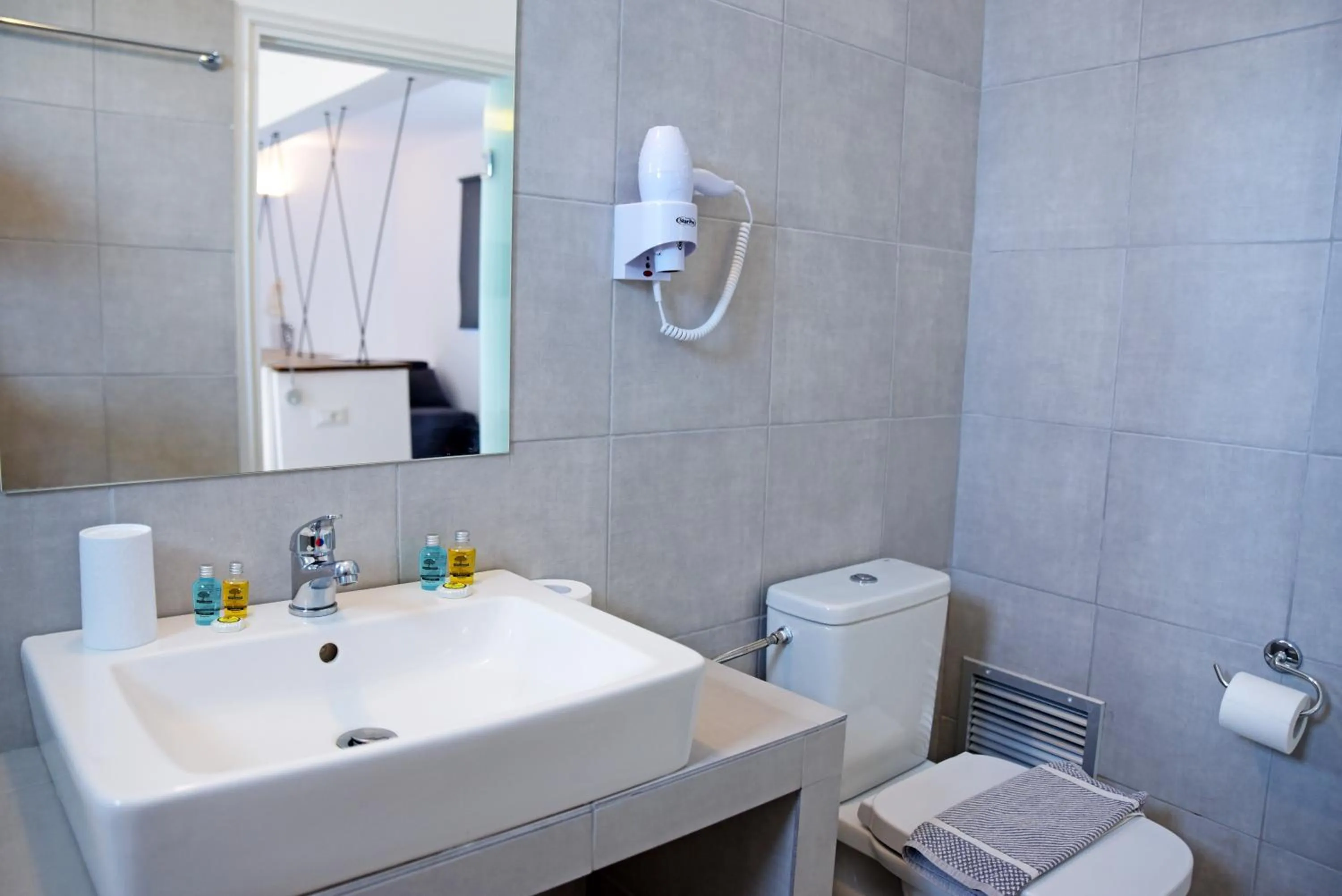 Toilet in Hillside Studios & Apartments