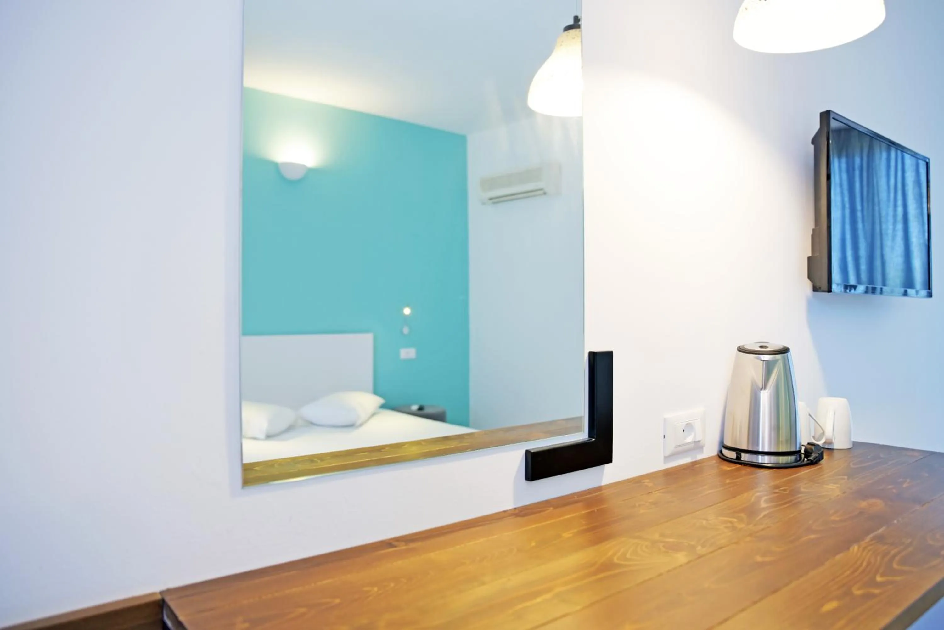 TV and multimedia, Bed in Hillside Studios & Apartments