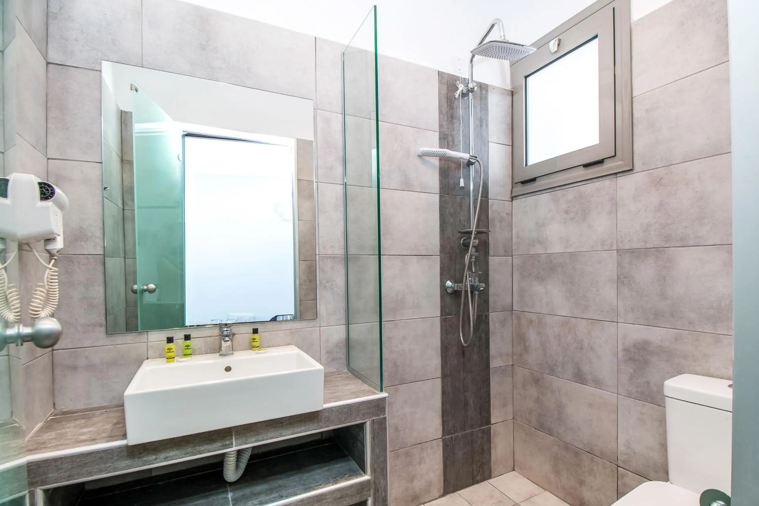 Bathroom in Hillside Studios & Apartments