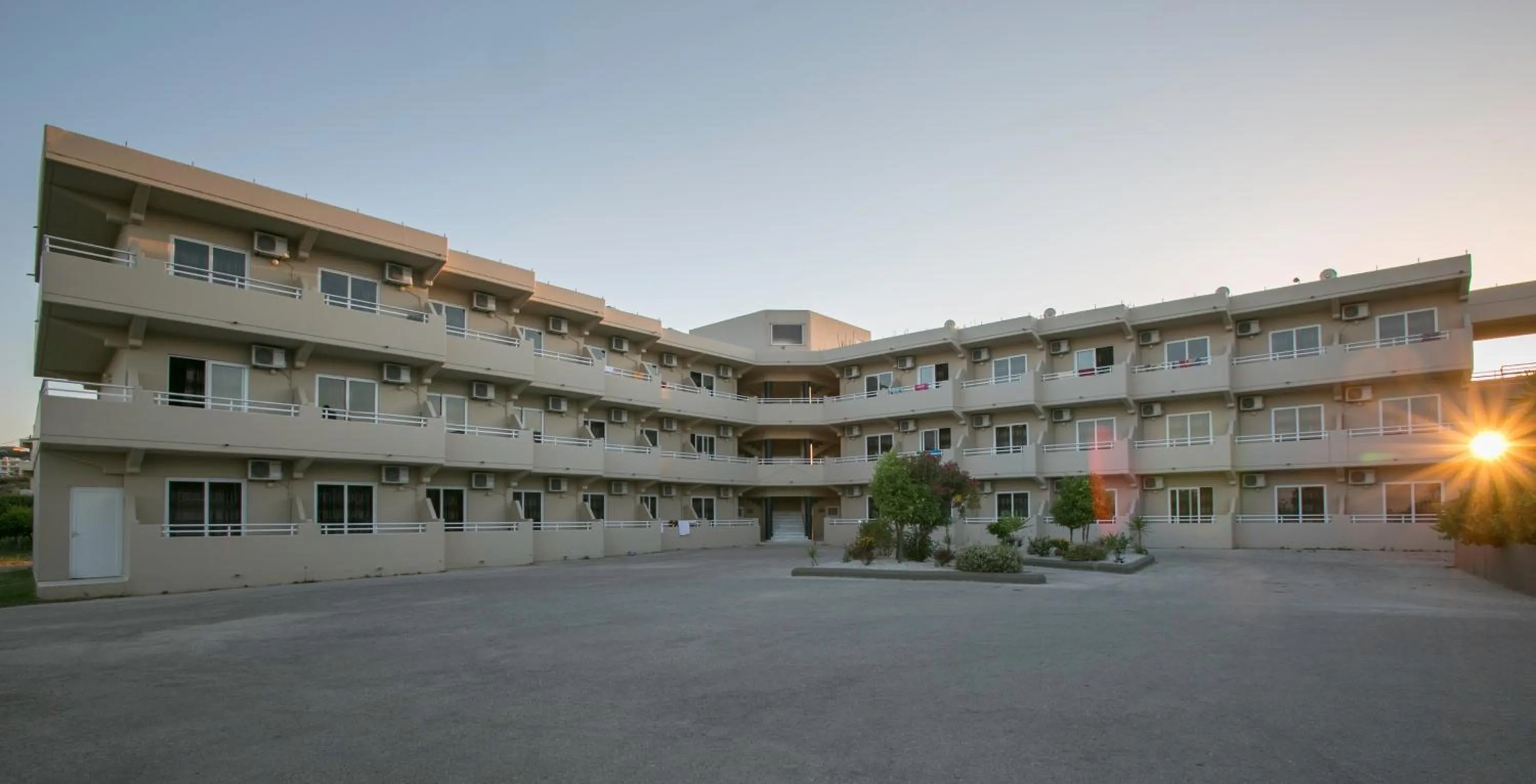Facade/entrance in Hillside Studios & Apartments