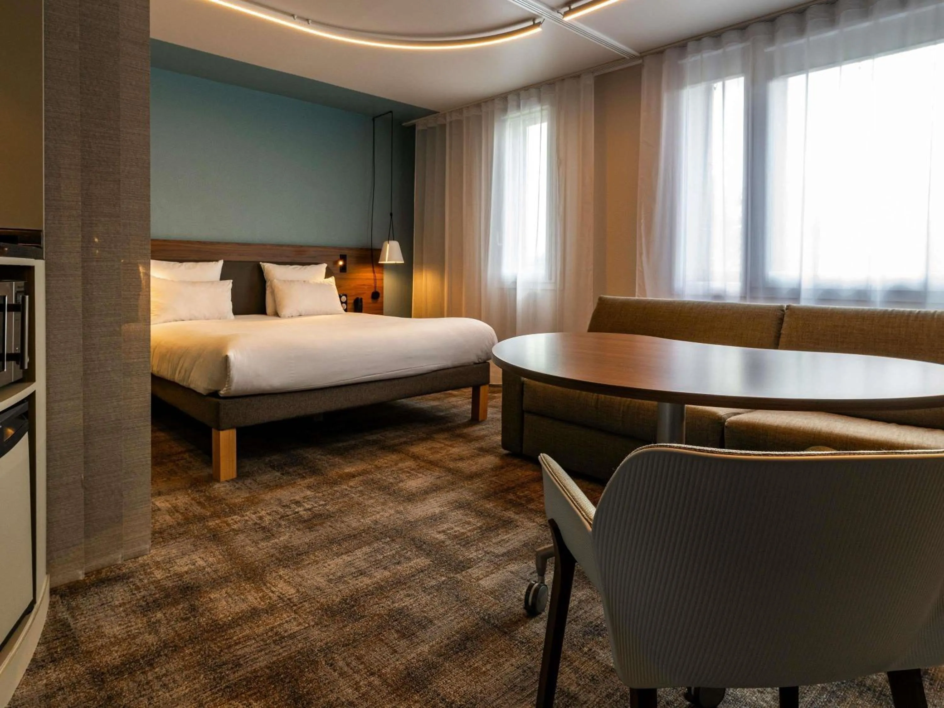 Property building, Bed in Novotel Suites Reims Centre