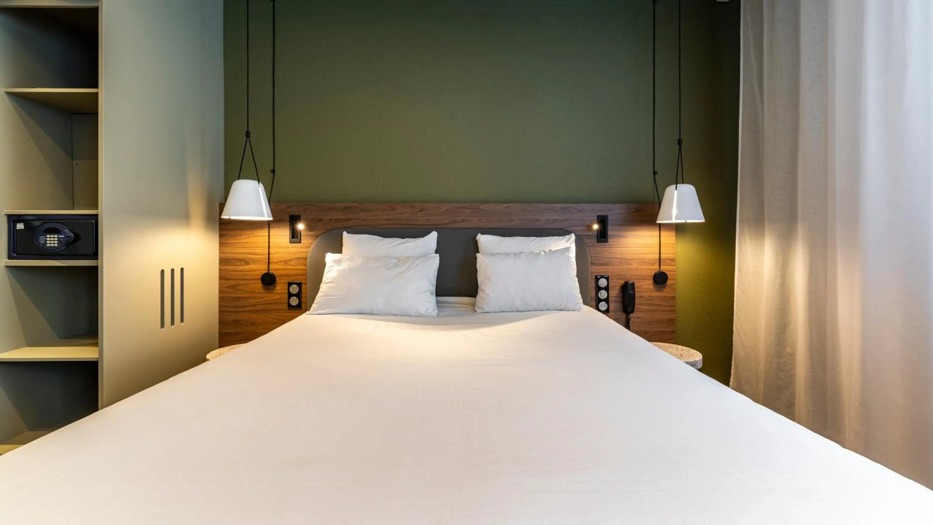 Bed in Novotel Suites Reims Centre