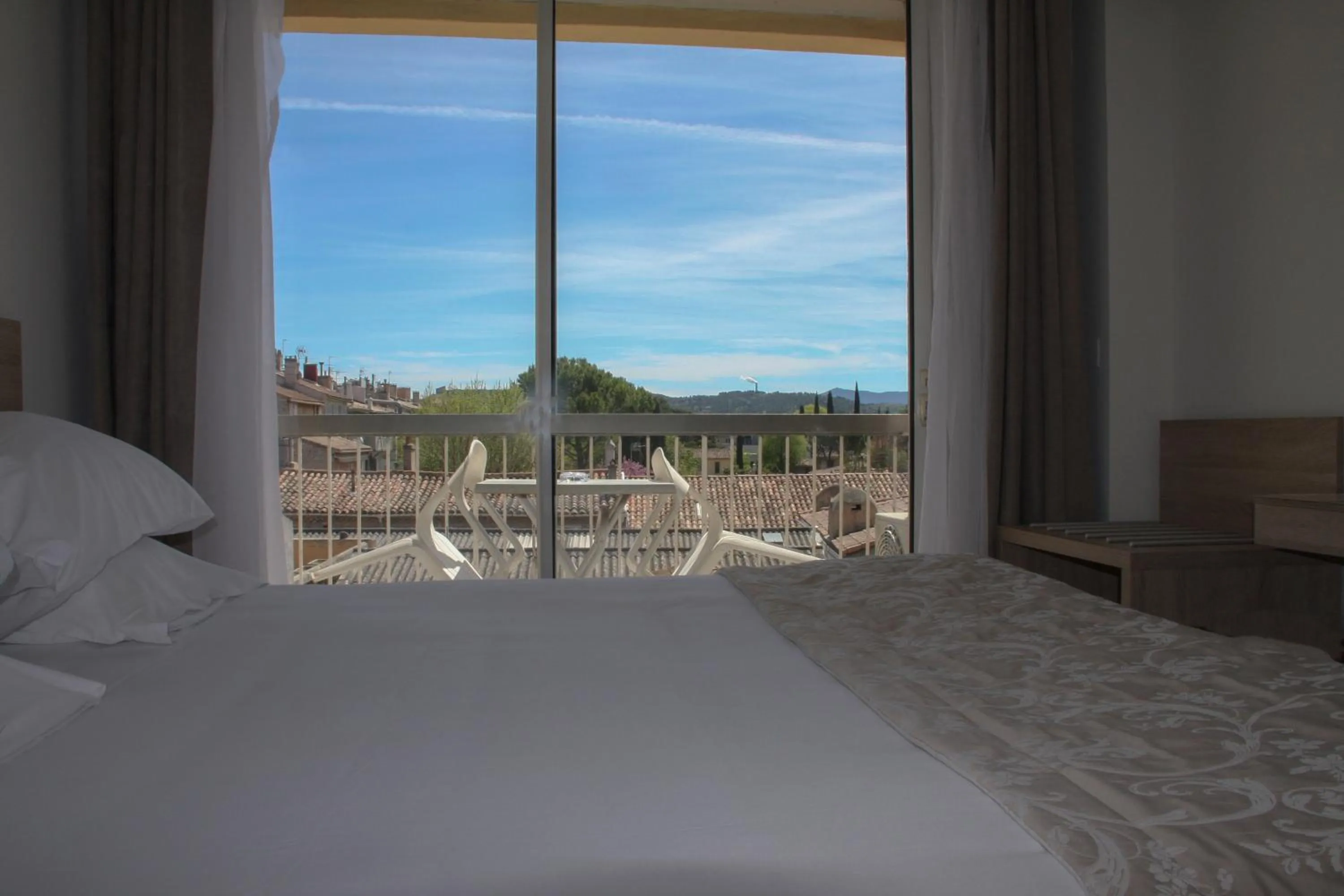 Garden view, Bed in Le Concorde