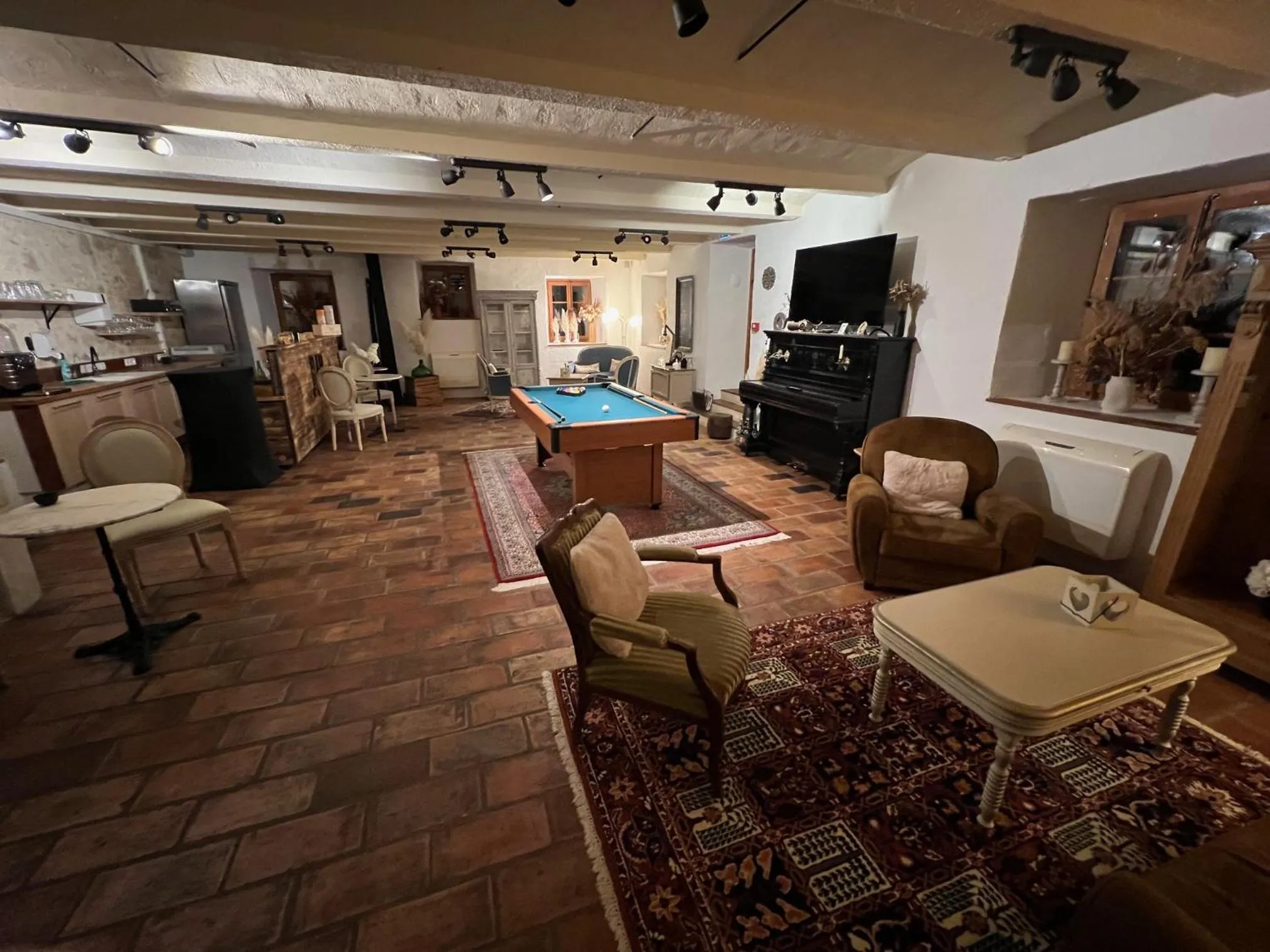 Communal lounge/ TV room in Auberge La Plaine