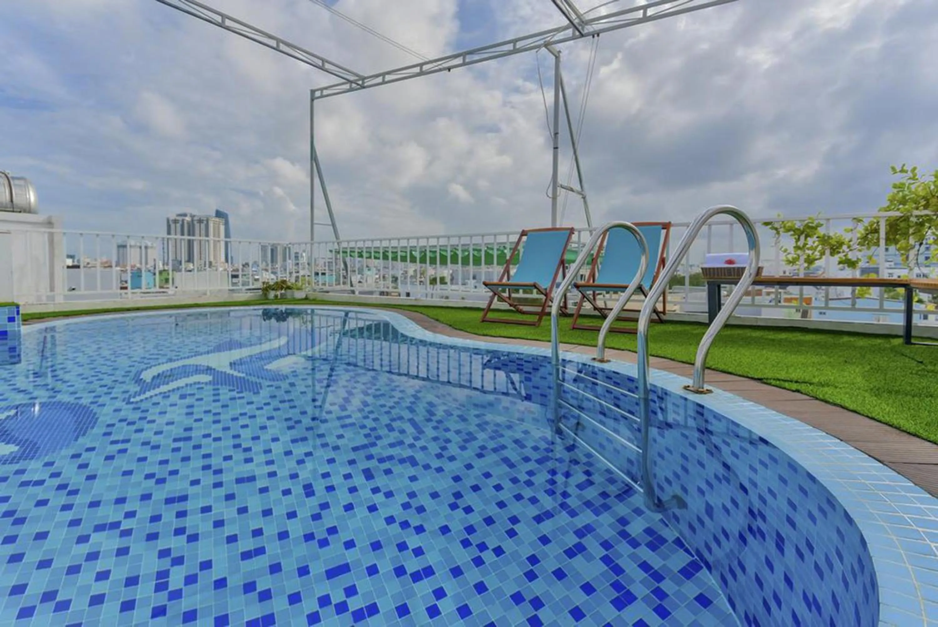 Swimming pool in Annie Danang Hotel & Apartment