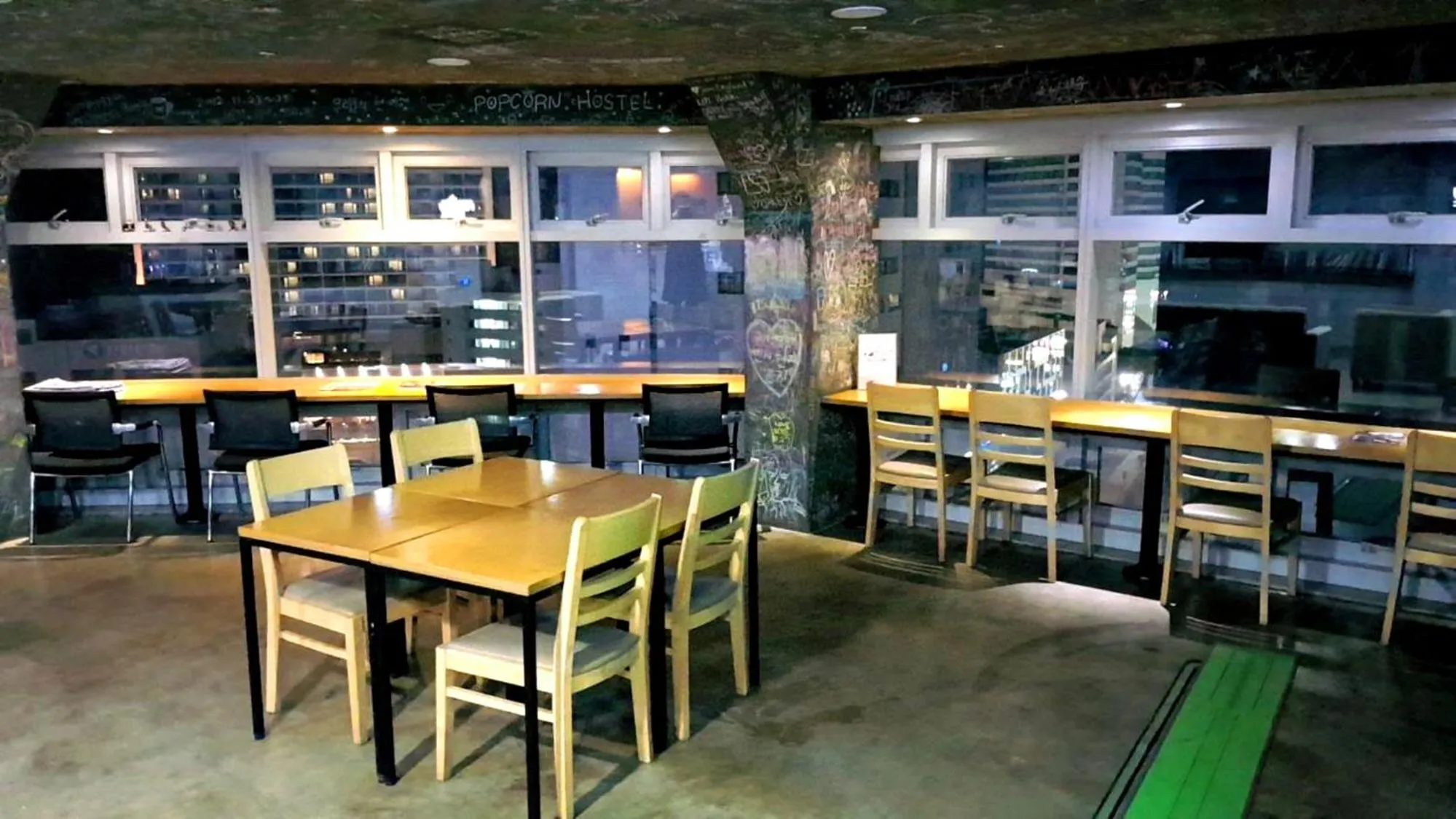 Lounge or bar in Busan Popcorn Hostel