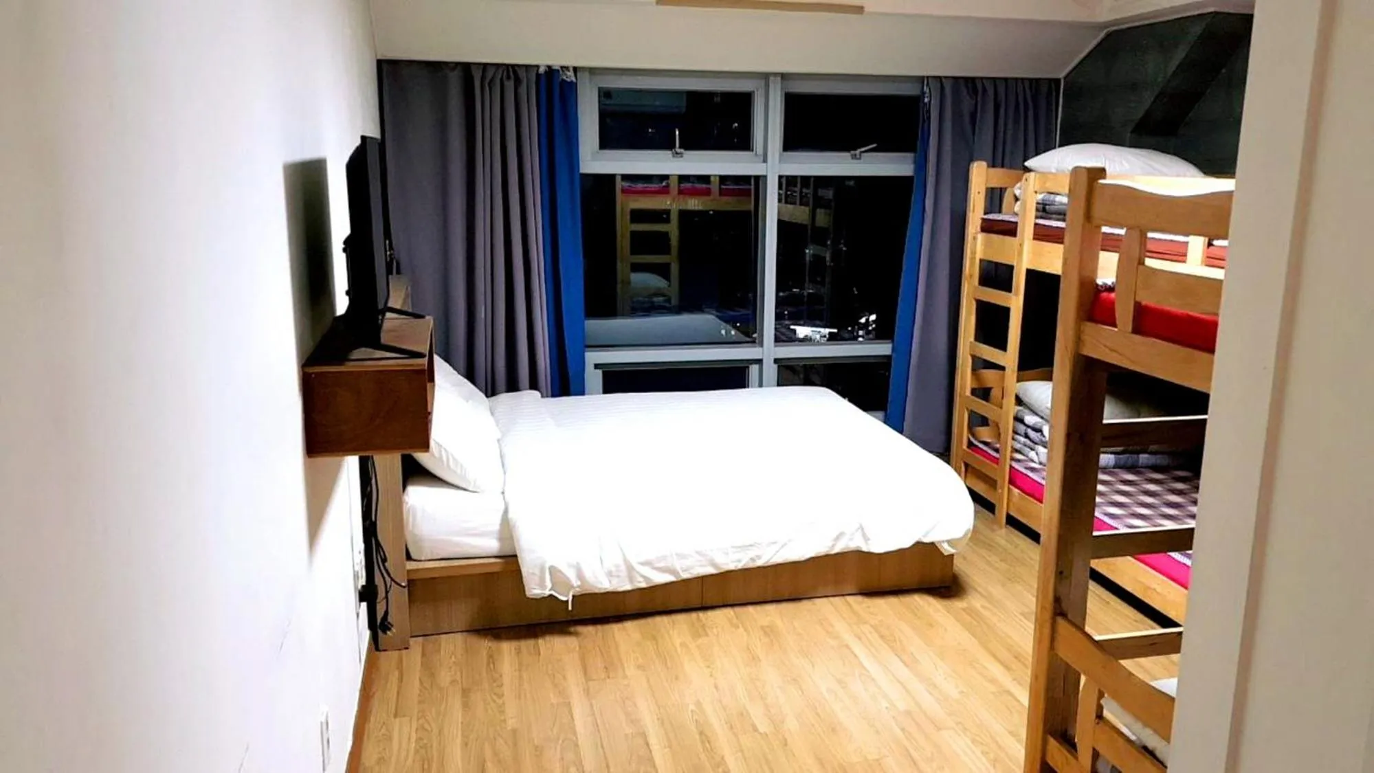bunk bed, Bed in Busan Popcorn Hostel