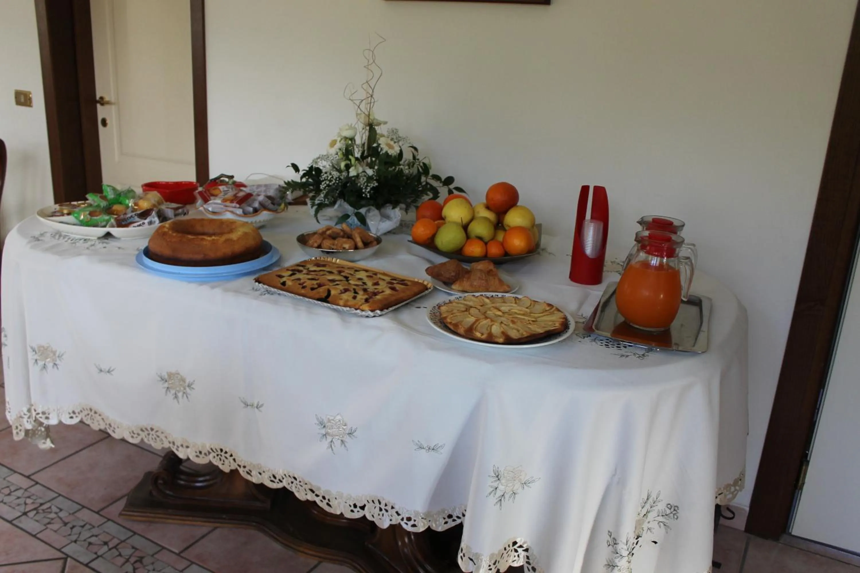 Buffet breakfast in Residence La Piscina
