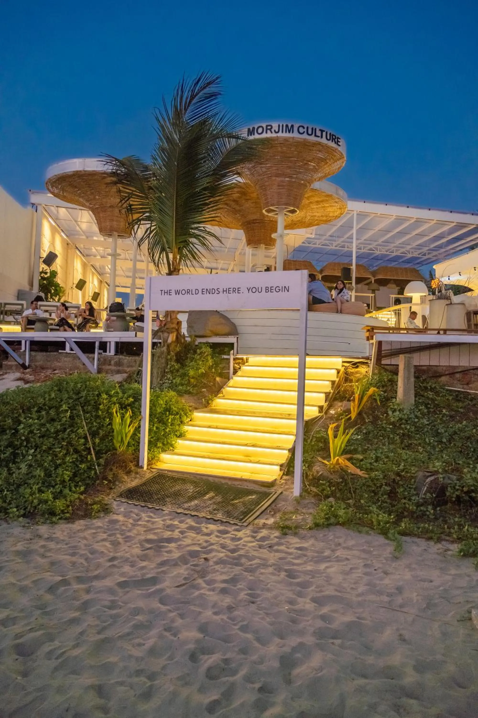 Restaurant/places to eat in Living Room Beach Resort