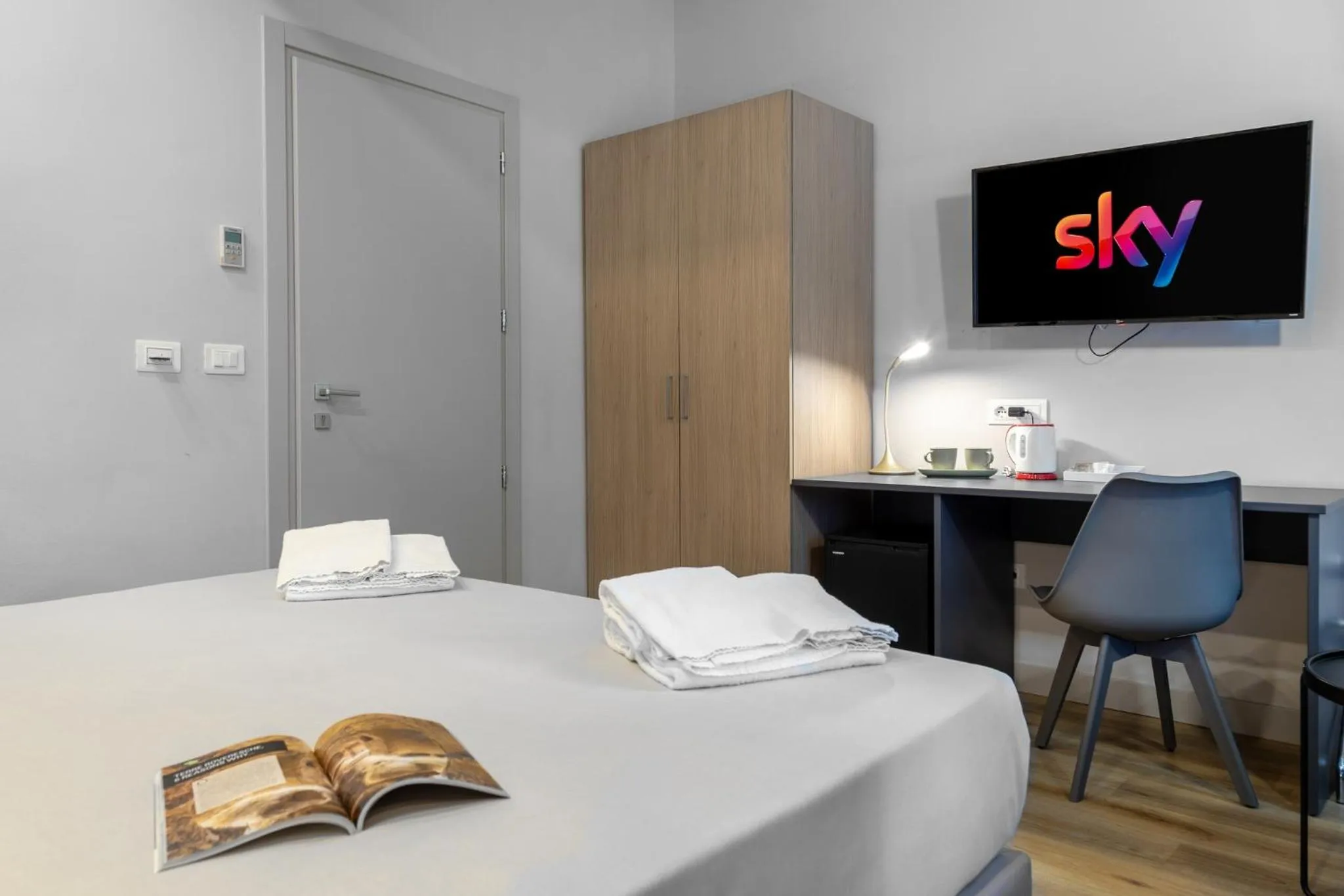 TV and multimedia, Bed in Hotel De La Ville depandance di Hotel Augustus