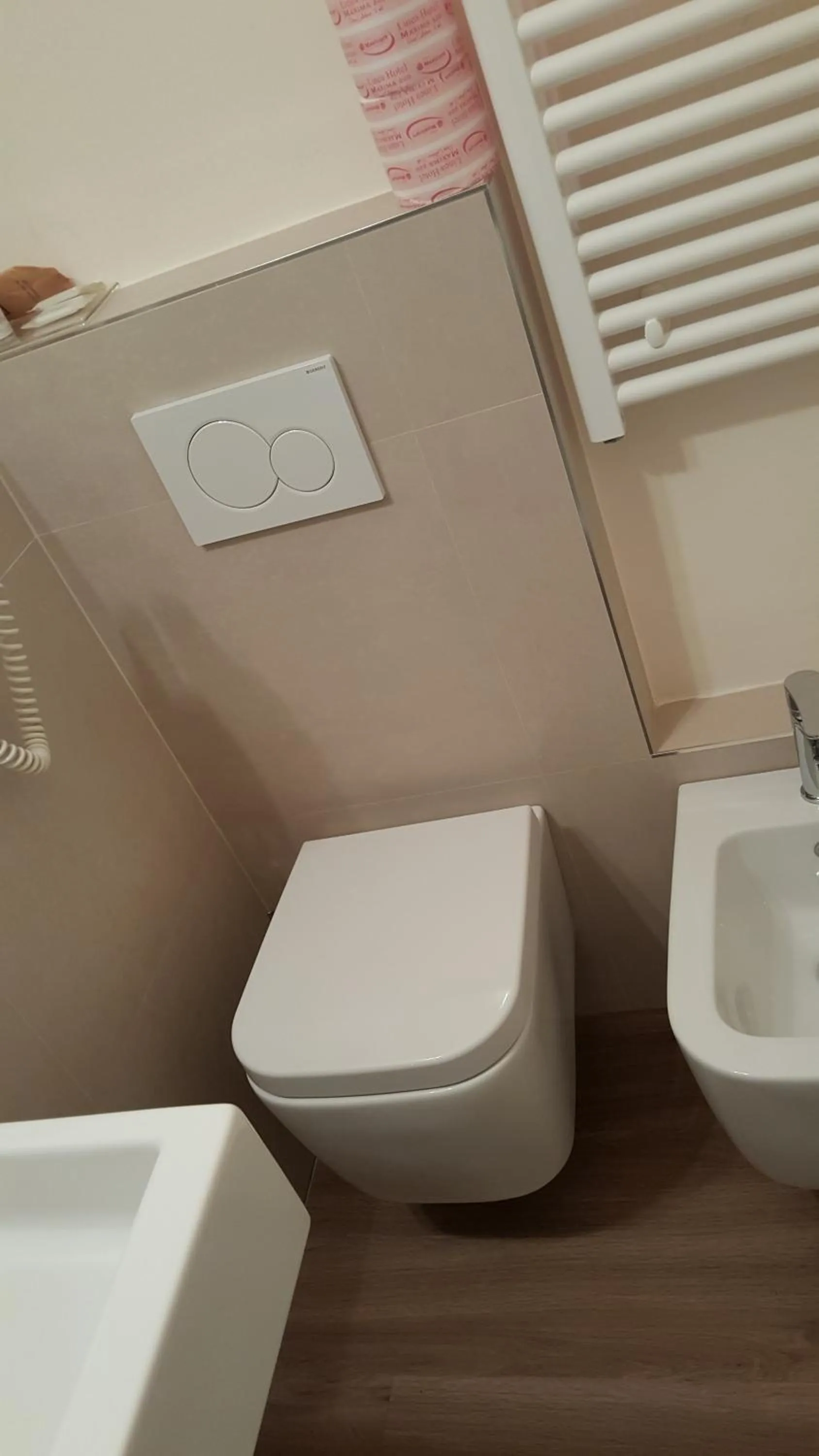 Toilet in Hotel De La Ville depandance di Hotel Augustus