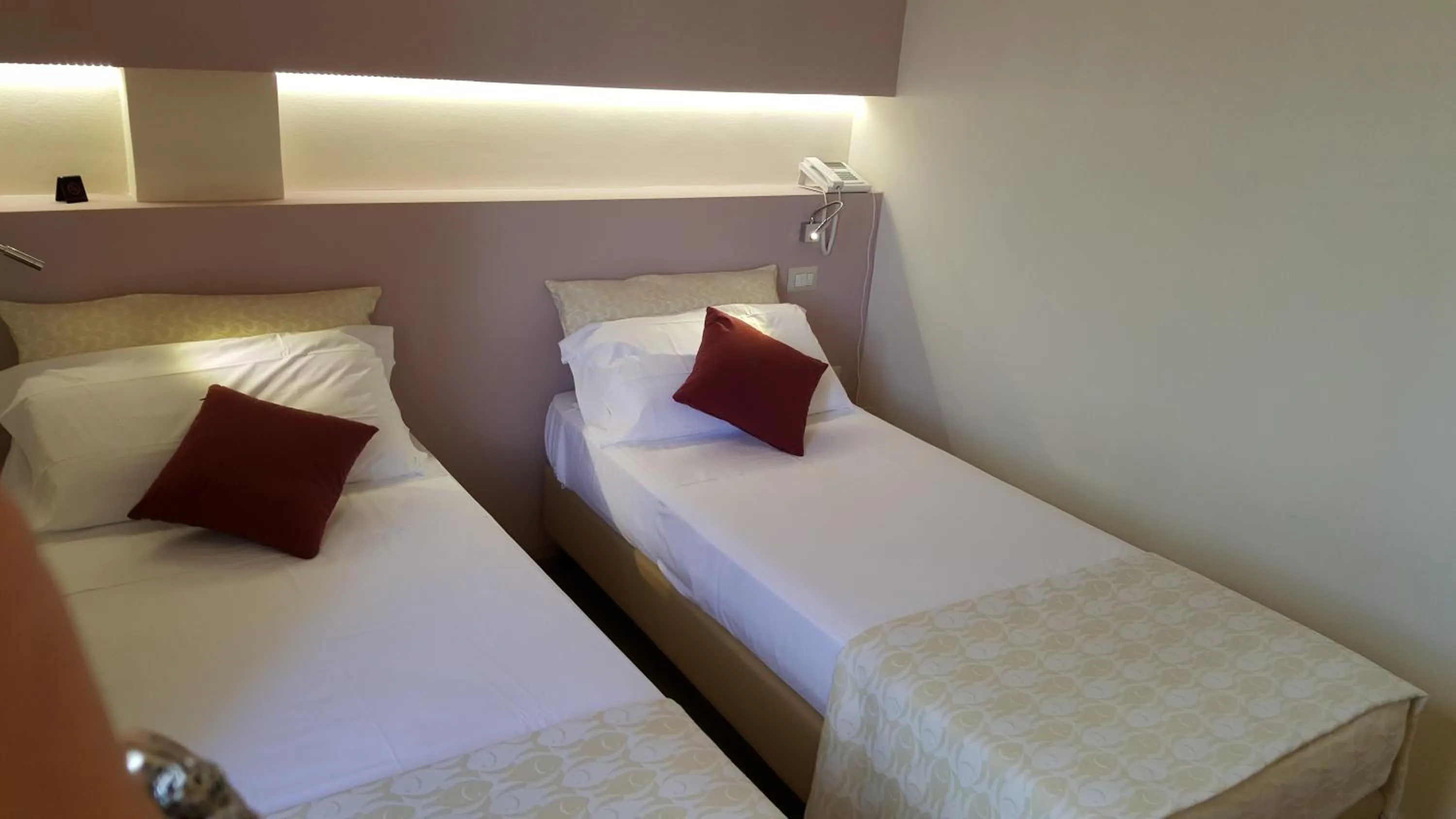 Bed in Hotel De La Ville depandance di Hotel Augustus