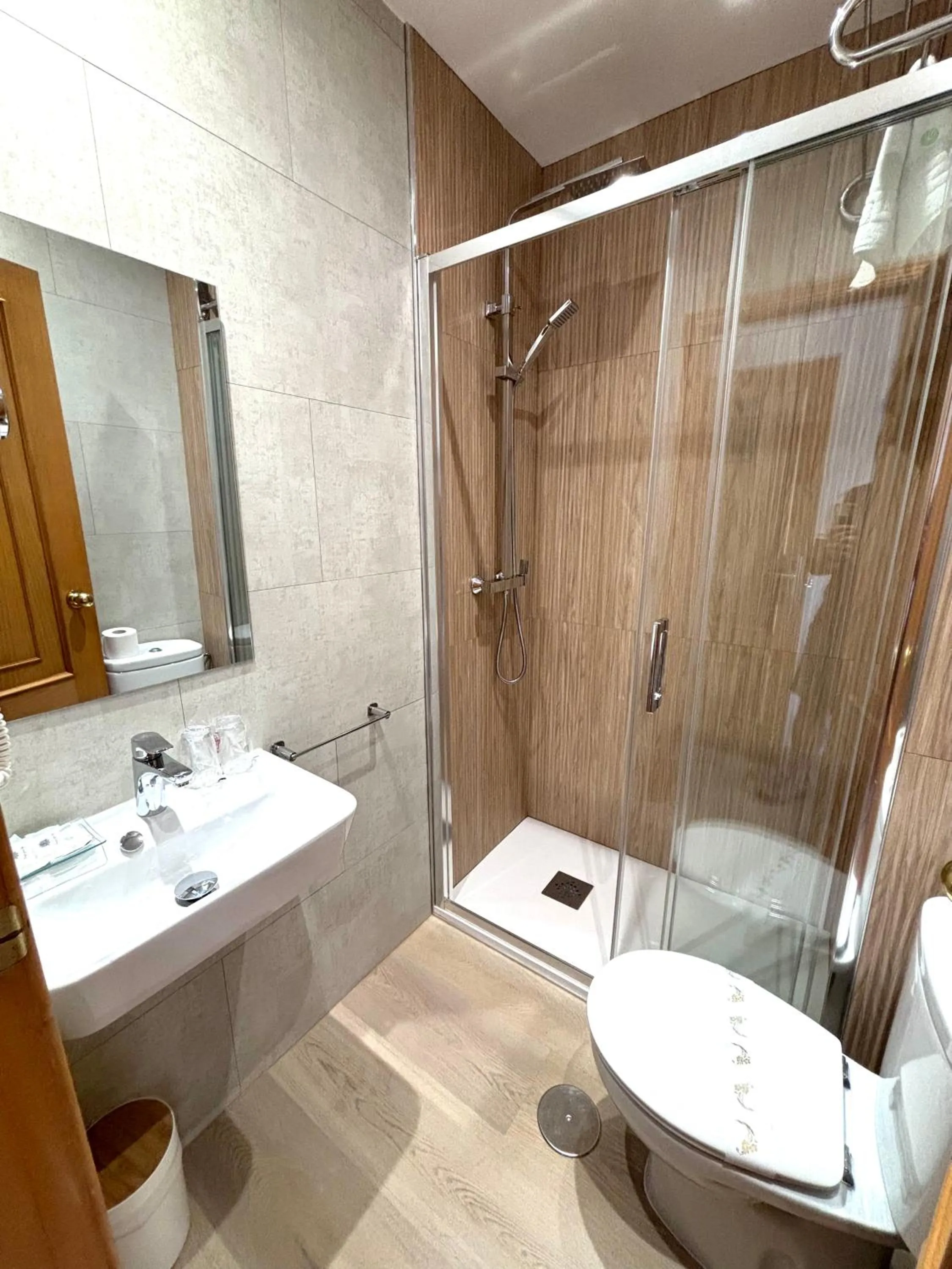 Shower in Hotel Atalaya I