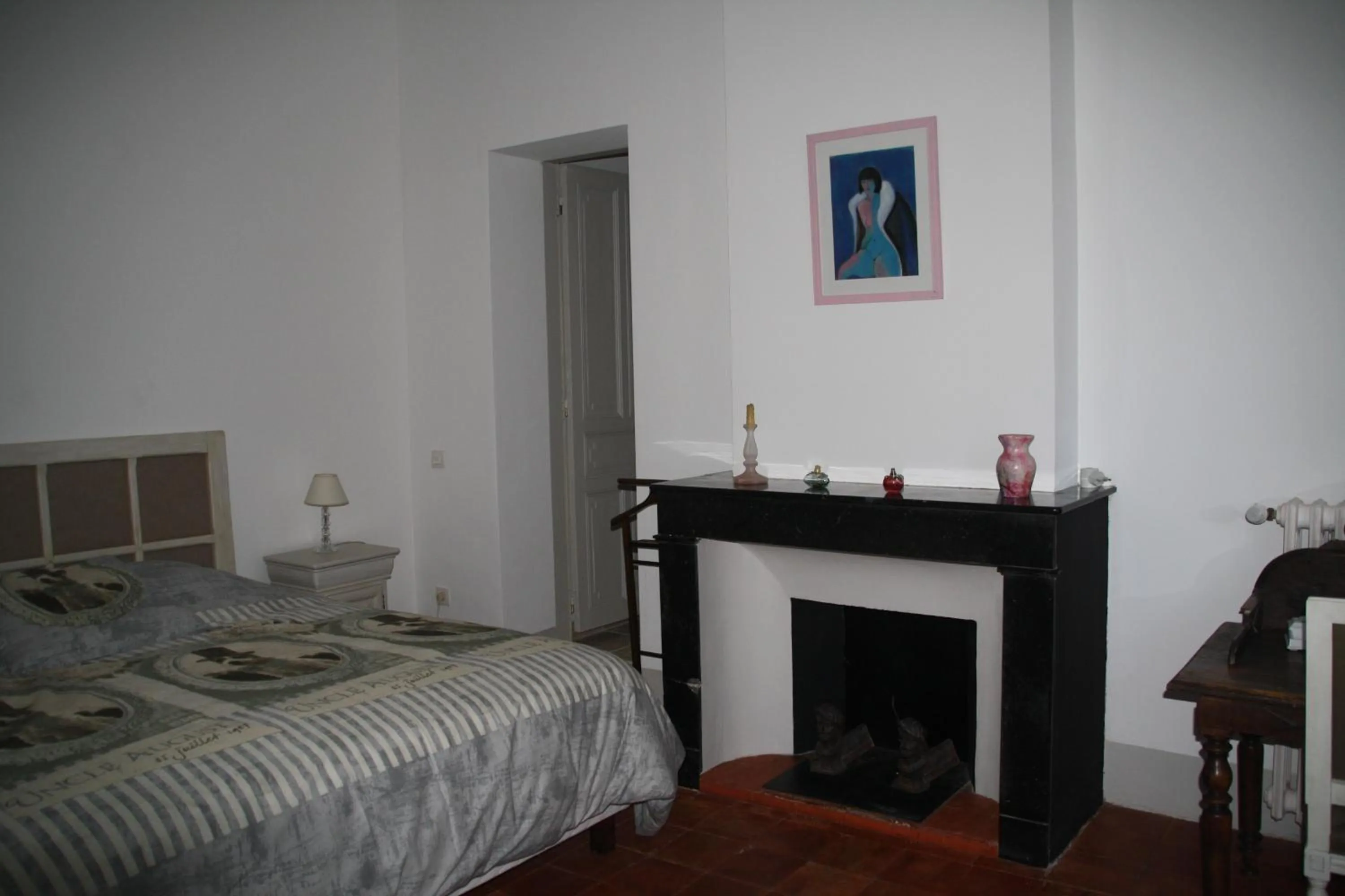 Photo of the whole room, Bed in Aux Pots Bleus