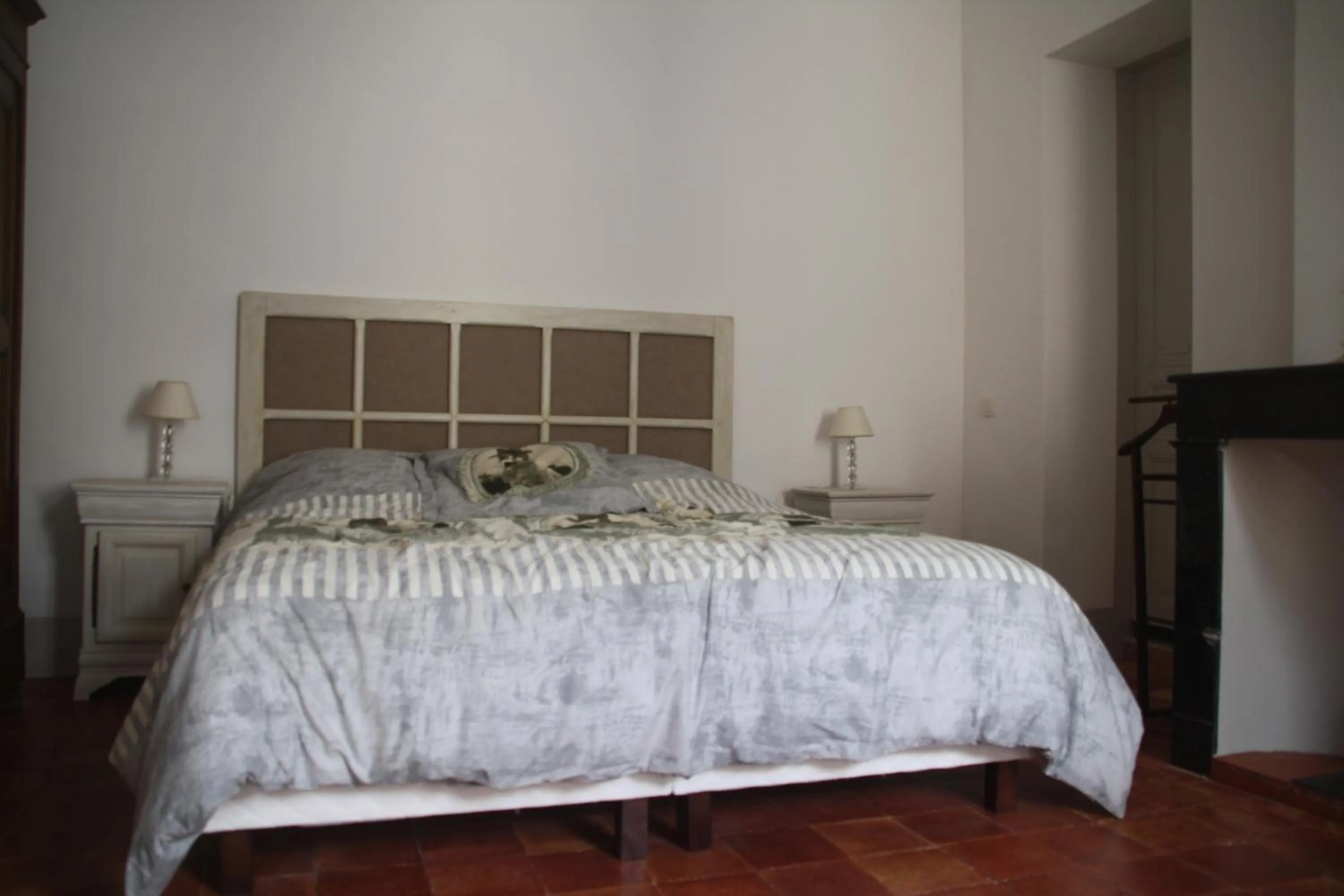 Photo of the whole room, Bed in Aux Pots Bleus