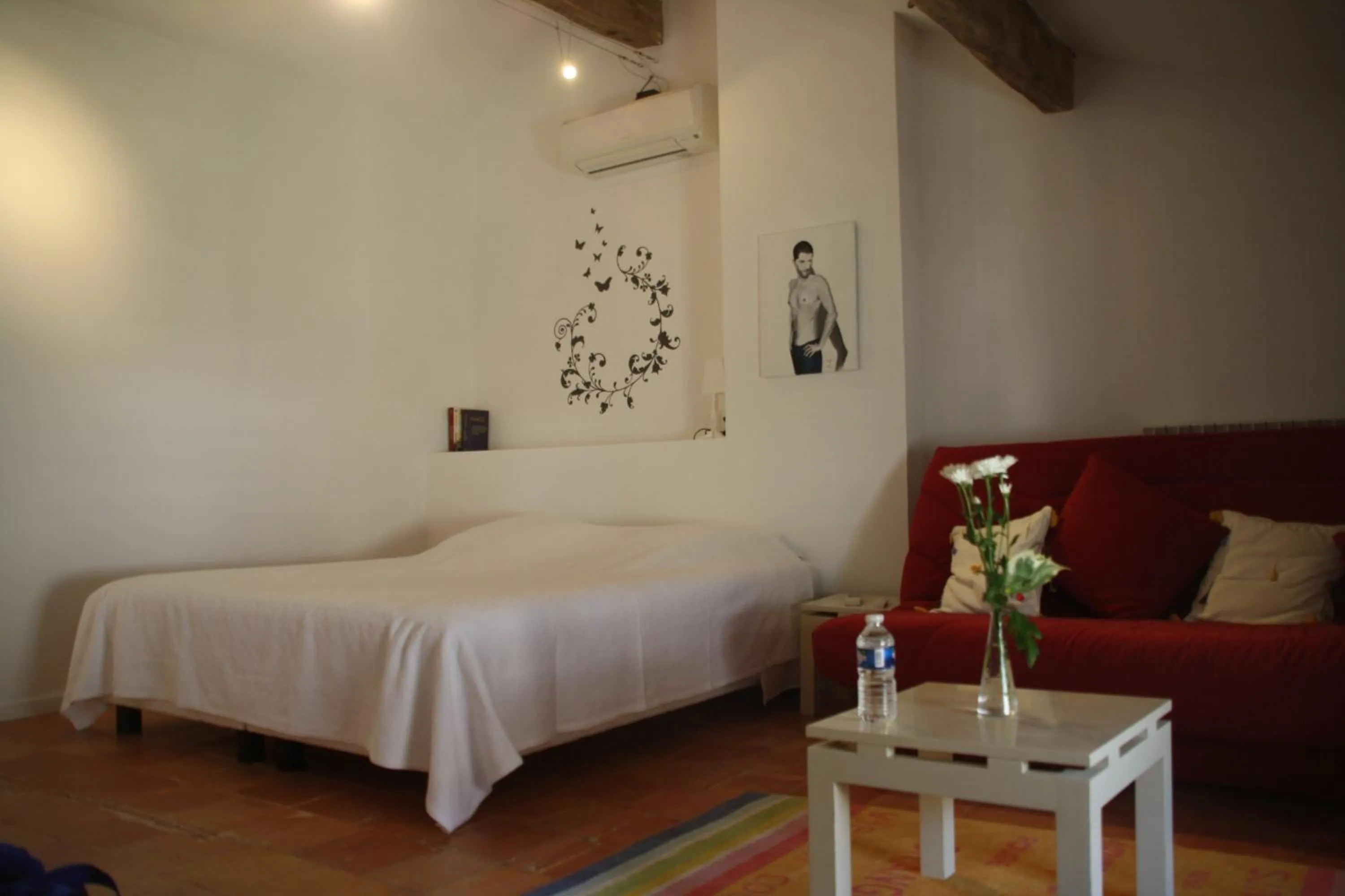 Photo of the whole room, Bed in Aux Pots Bleus