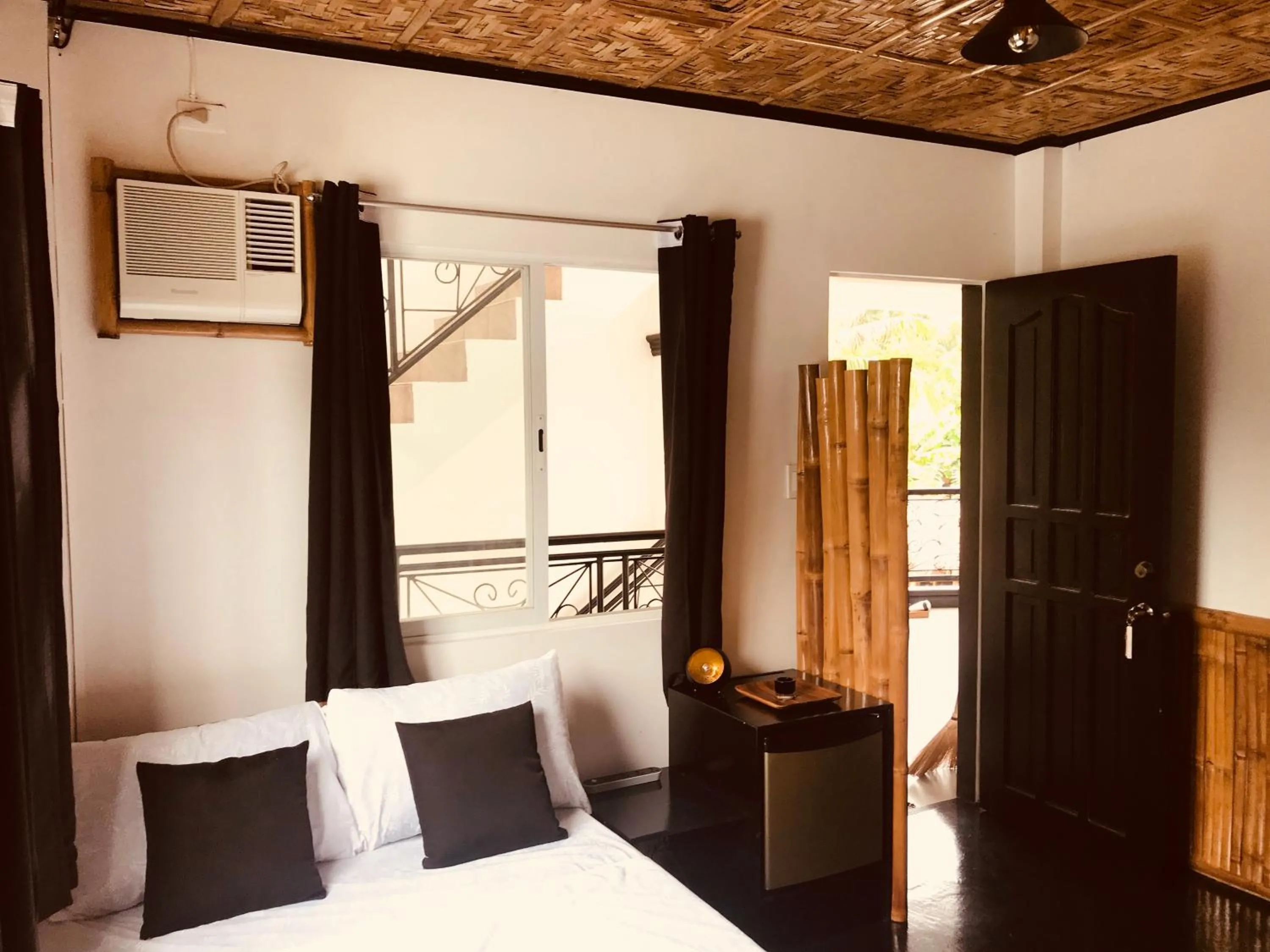 Balcony/Terrace, Bed in Everyday Sunday Formerly Carl's Island Inn