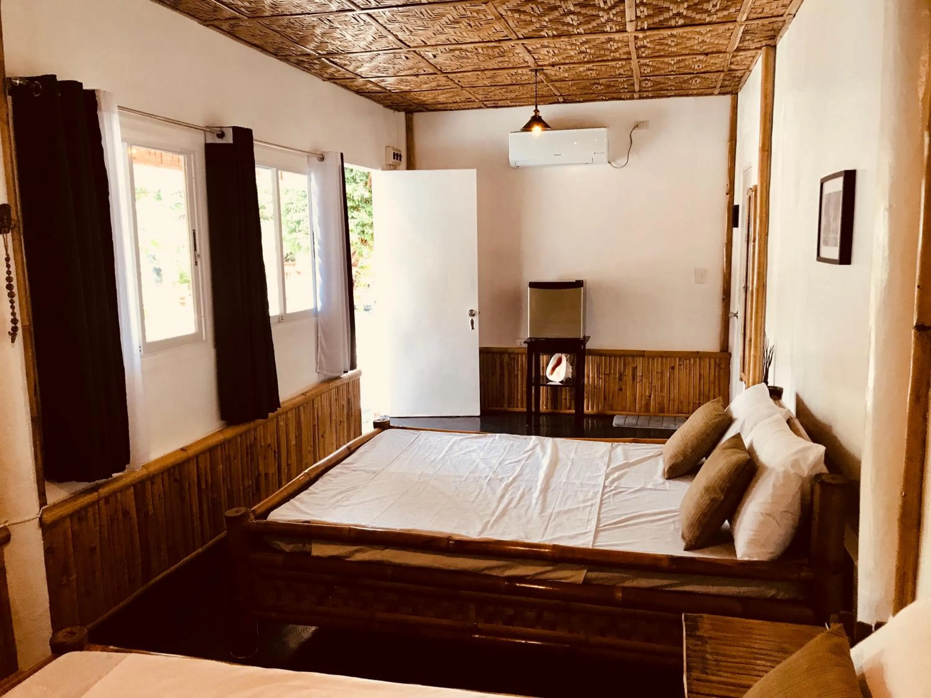 Photo of the whole room, Bed in Everyday Sunday Formerly Carl's Island Inn