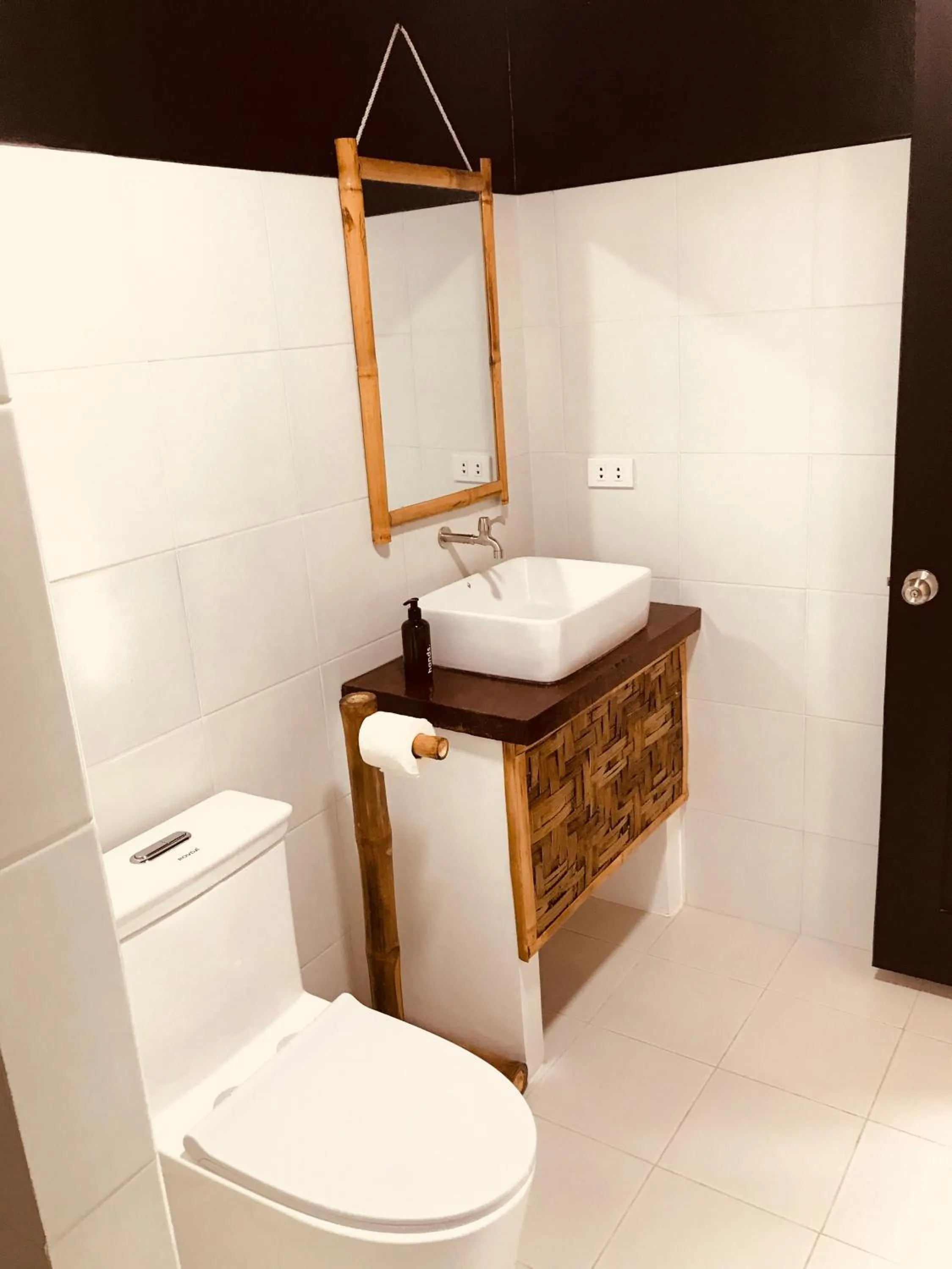 Toilet in Everyday Sunday Formerly Carl's Island Inn