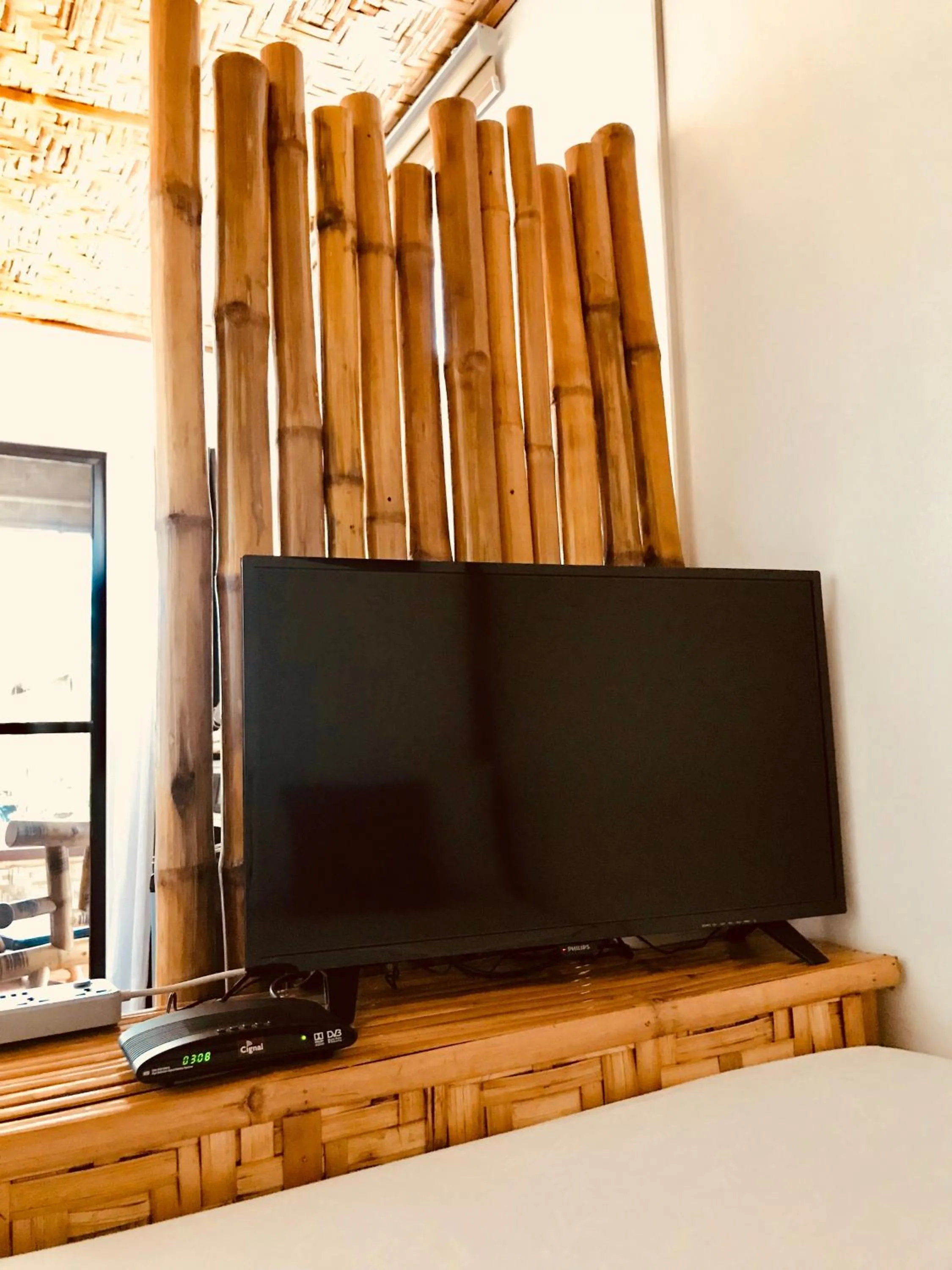 TV and multimedia in Everyday Sunday Formerly Carl's Island Inn