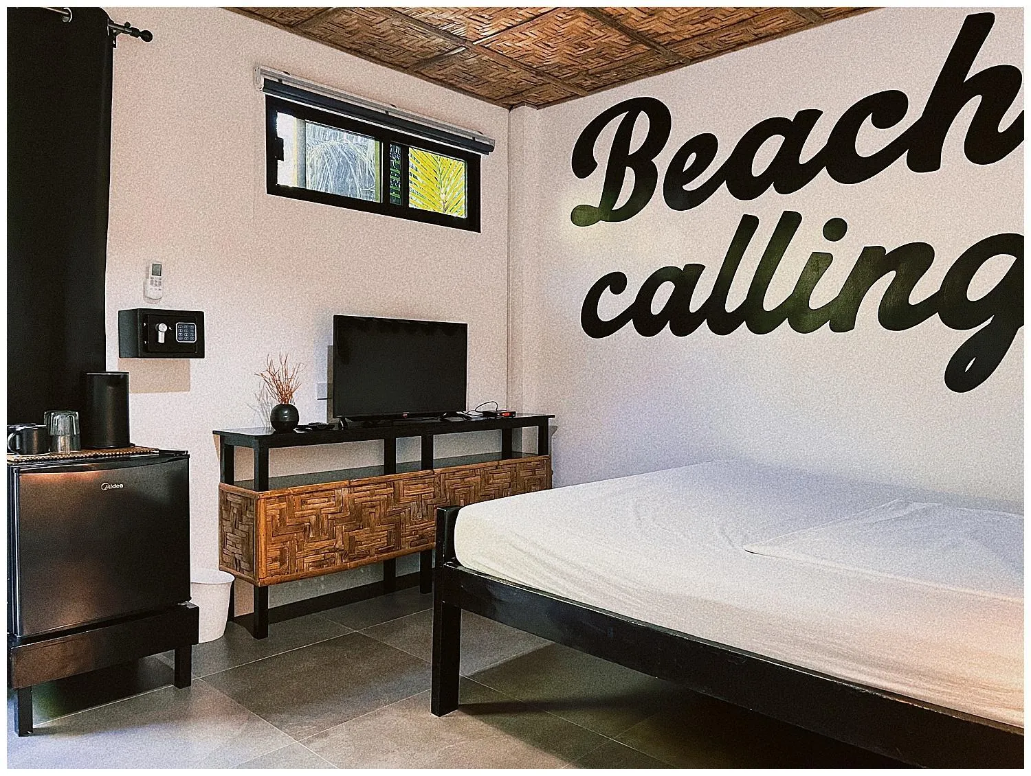 Photo of the whole room, Bed in Everyday Sunday Formerly Carl's Island Inn