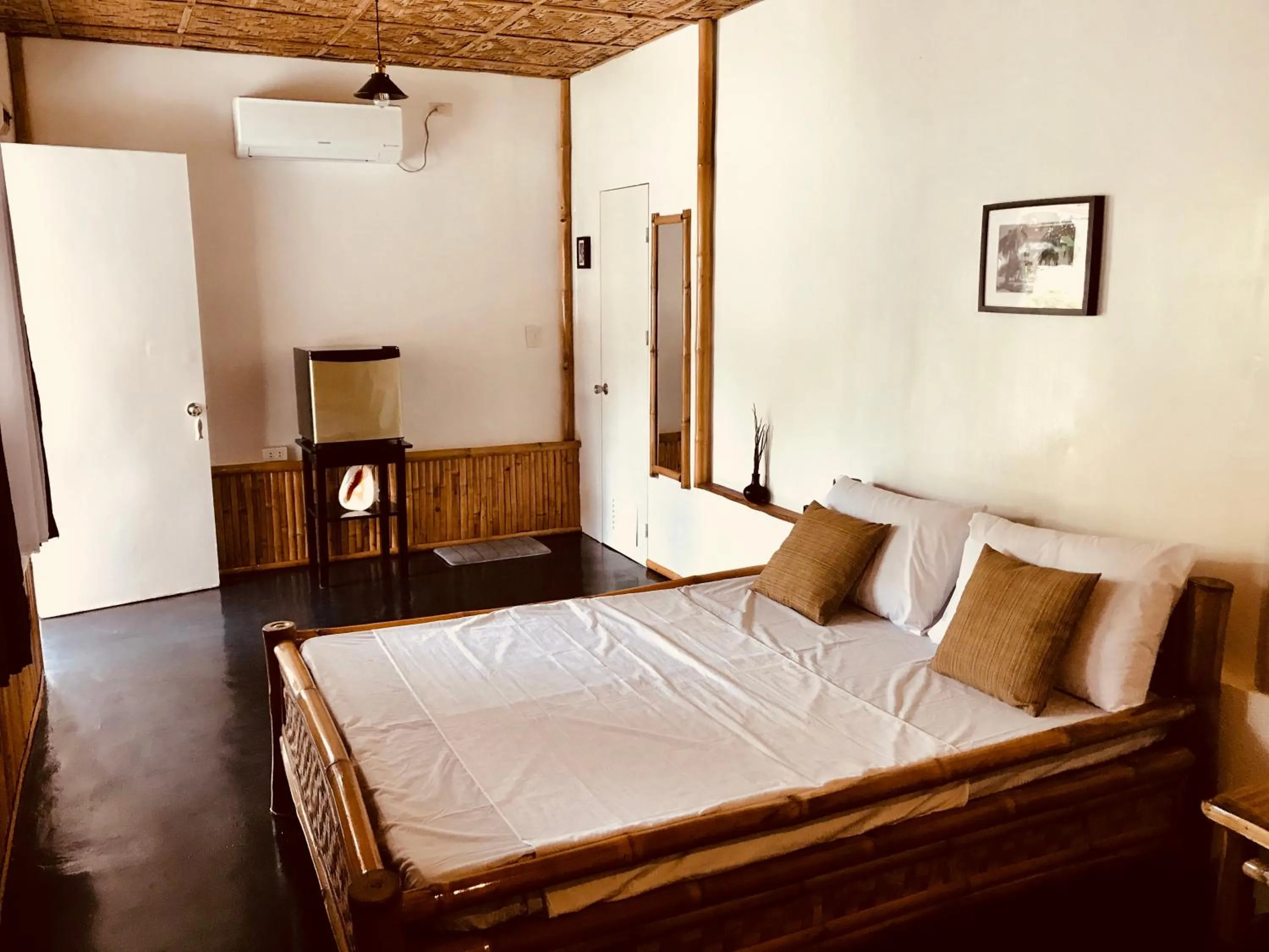 Photo of the whole room, Bed in Everyday Sunday Formerly Carl's Island Inn