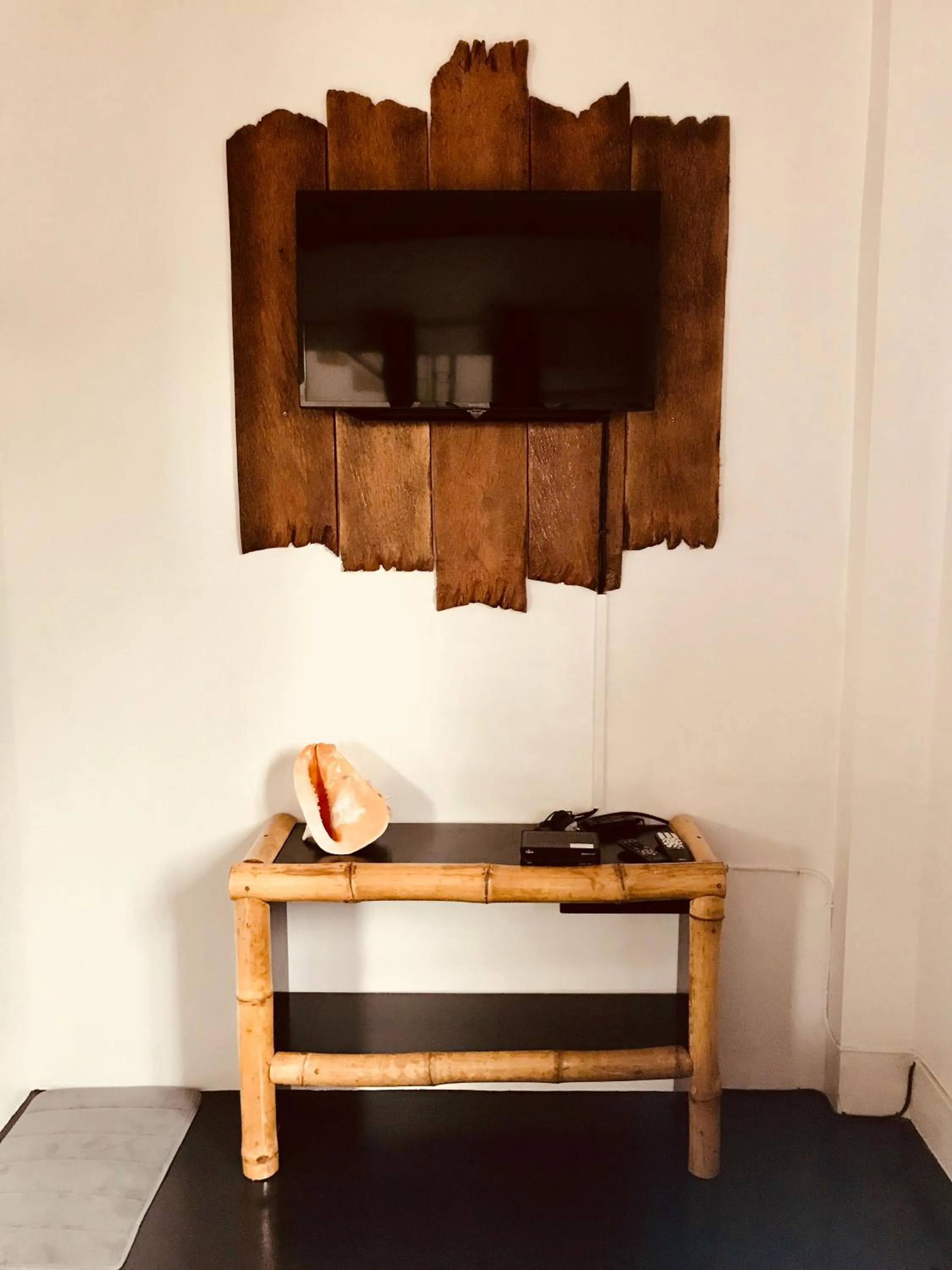 TV and multimedia in Everyday Sunday Formerly Carl's Island Inn