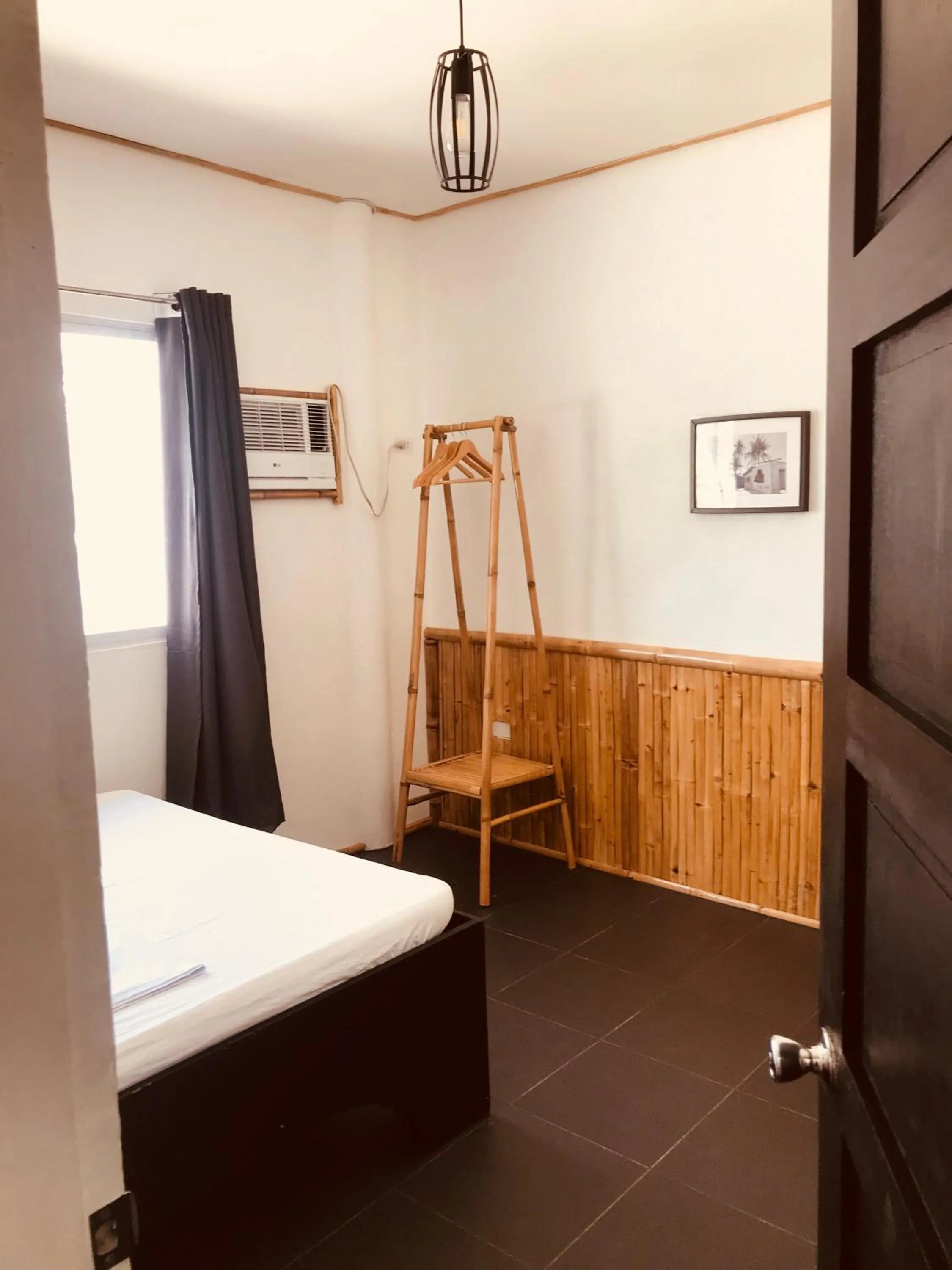 Photo of the whole room, Bed in Everyday Sunday Formerly Carl's Island Inn